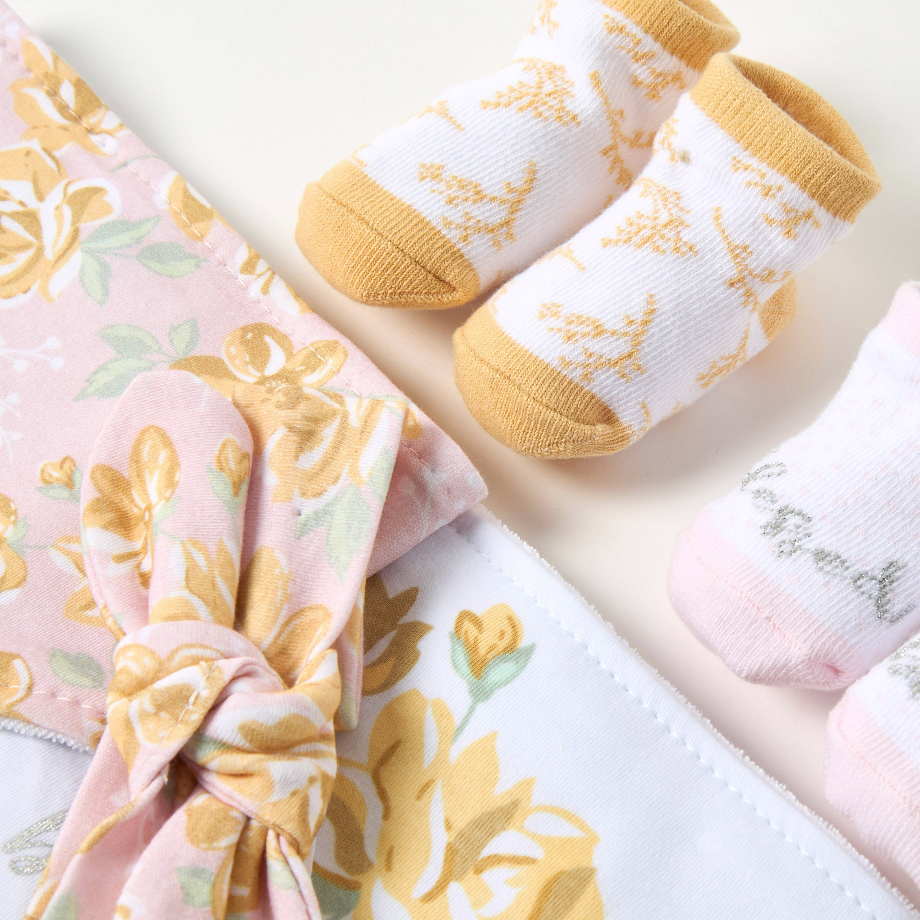 طقم مرايل متنوعة 5 قطع مع شريطة رأس وجوارب من جونيورز-baby-feeding-bibs-image-5