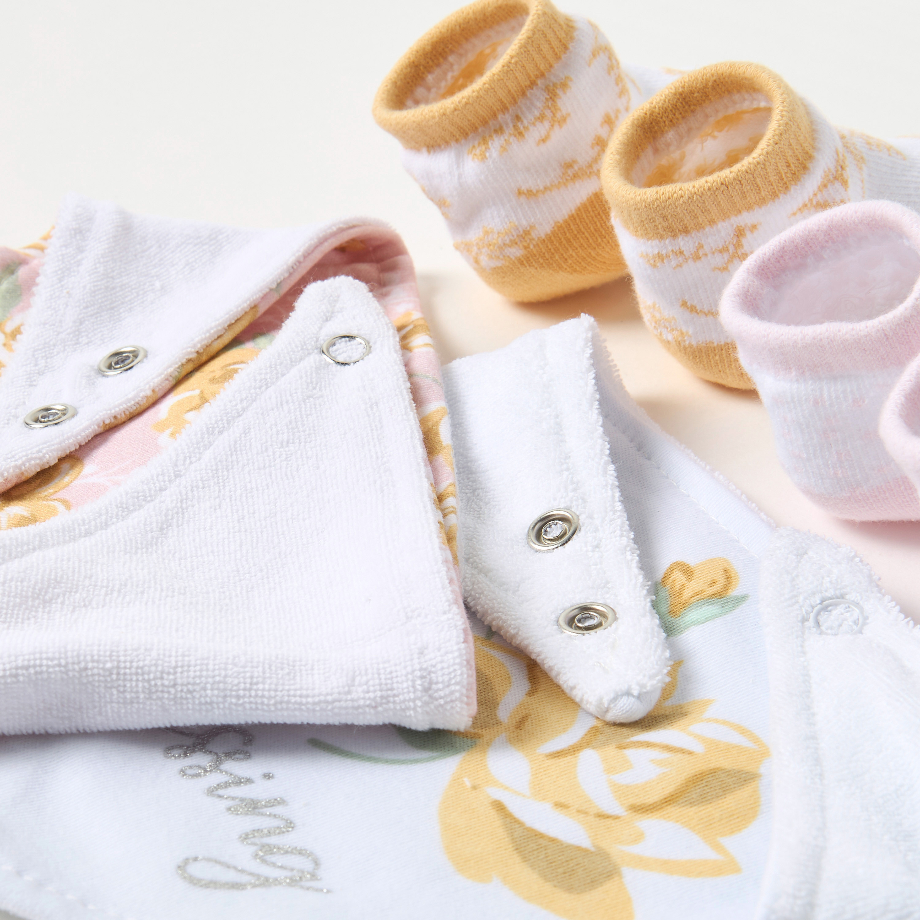 طقم مرايل متنوعة 5 قطع مع شريطة رأس وجوارب من جونيورز-baby-feeding-bibs-image-6
