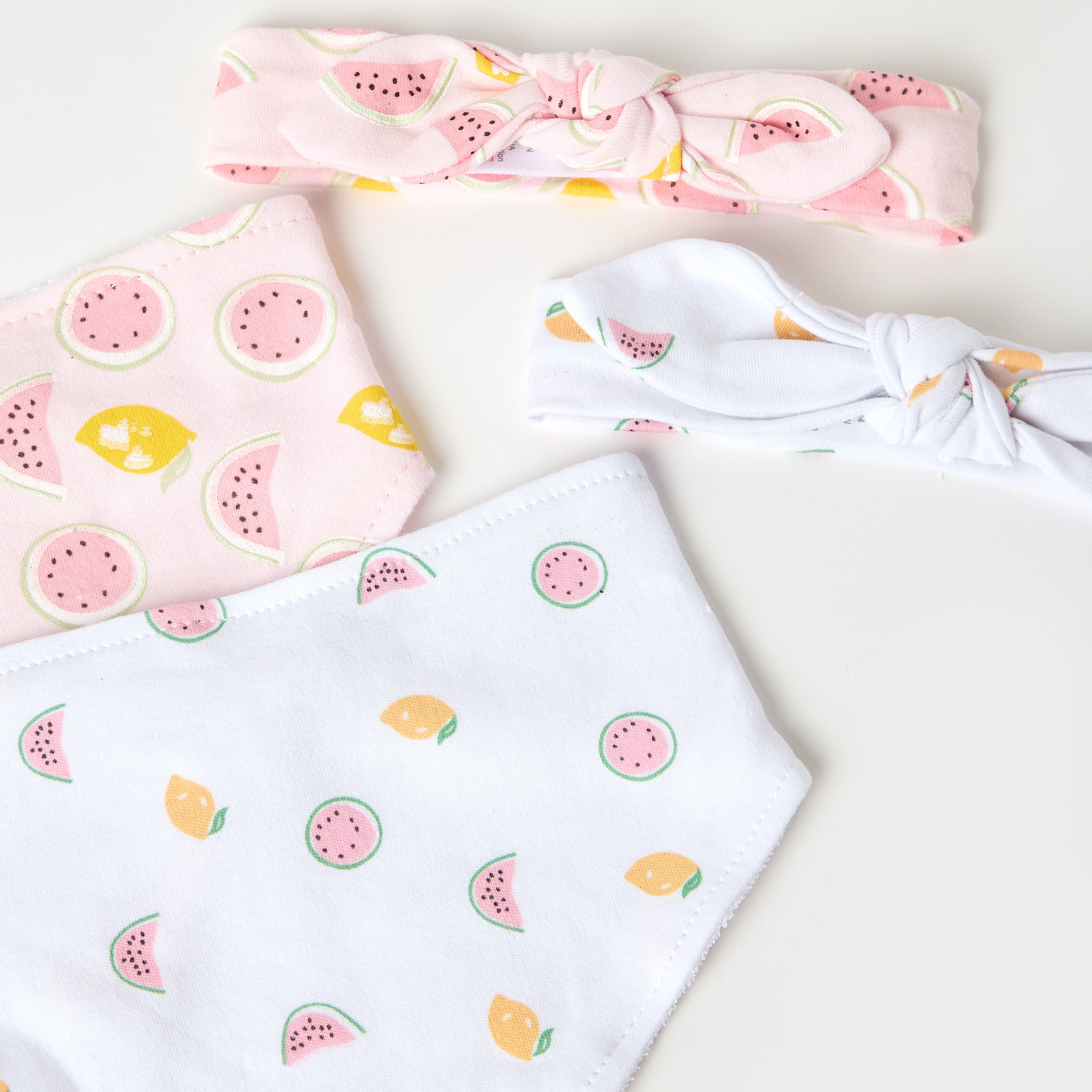 طقم مريلة وربطة رأس 4 قطع بِطبعات فواكه من جونيورز-baby-feeding-bibs-image-4