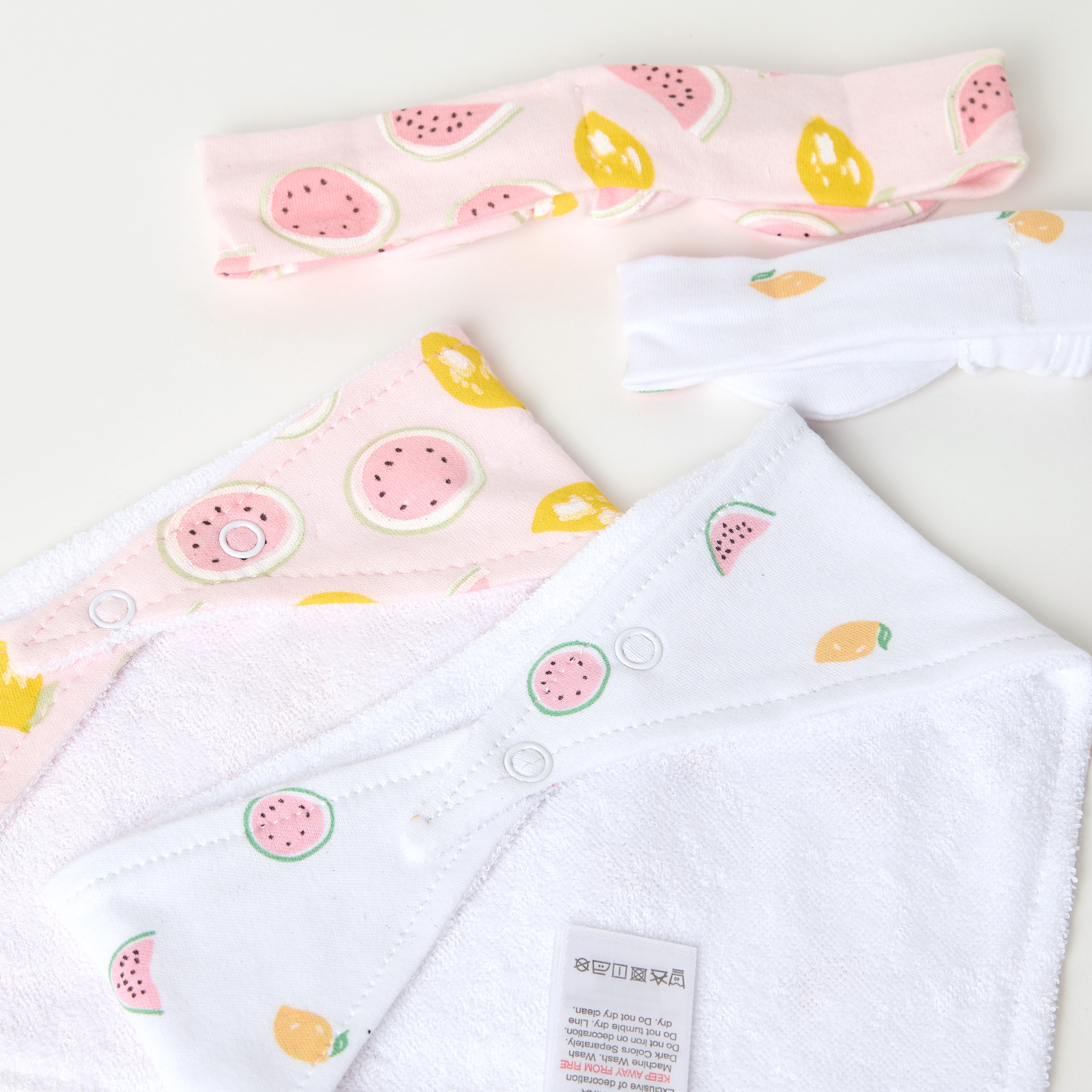 طقم مريلة وربطة رأس 4 قطع بِطبعات فواكه من جونيورز-baby-feeding-bibs-image-5