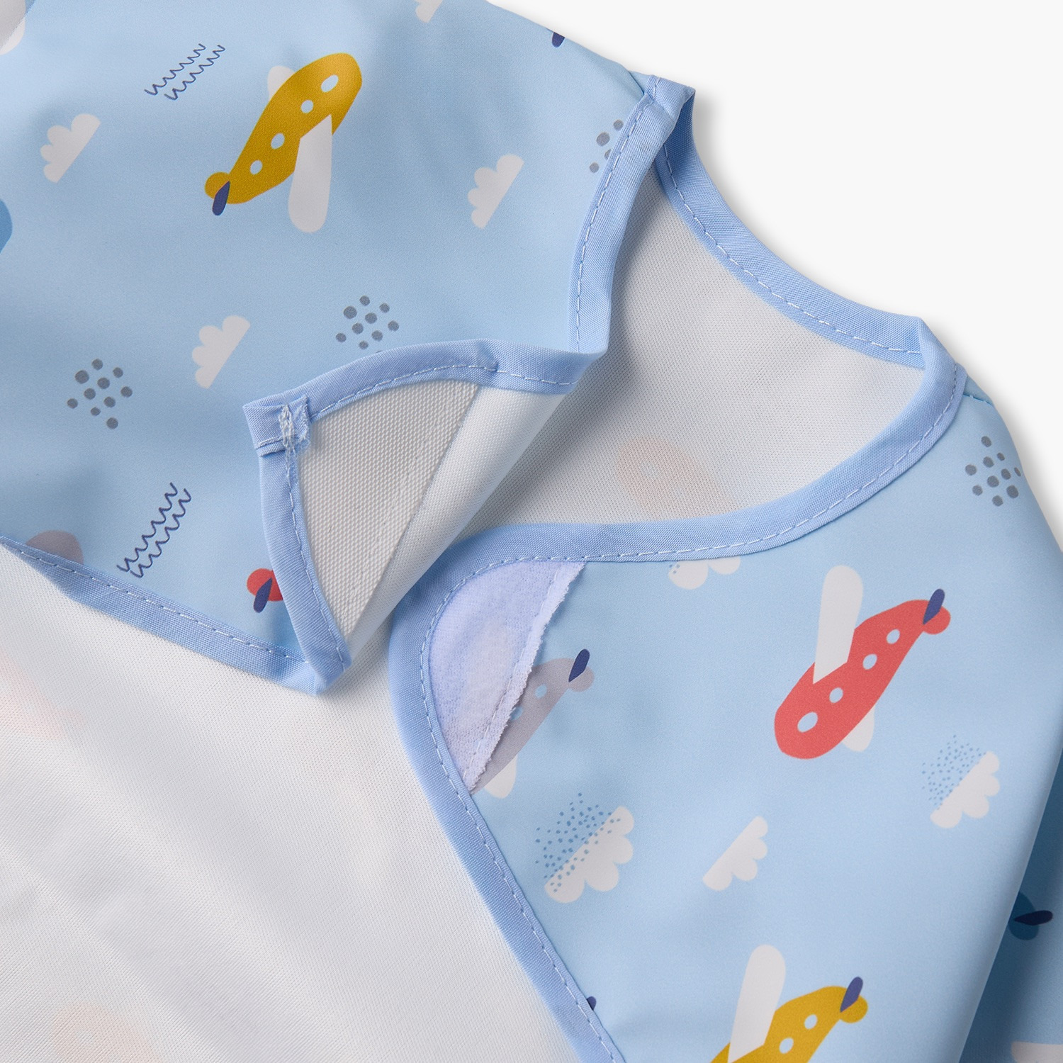 مريلة إطعام جونيورز بطبعة طائرة-baby-feeding-bibs-image-6