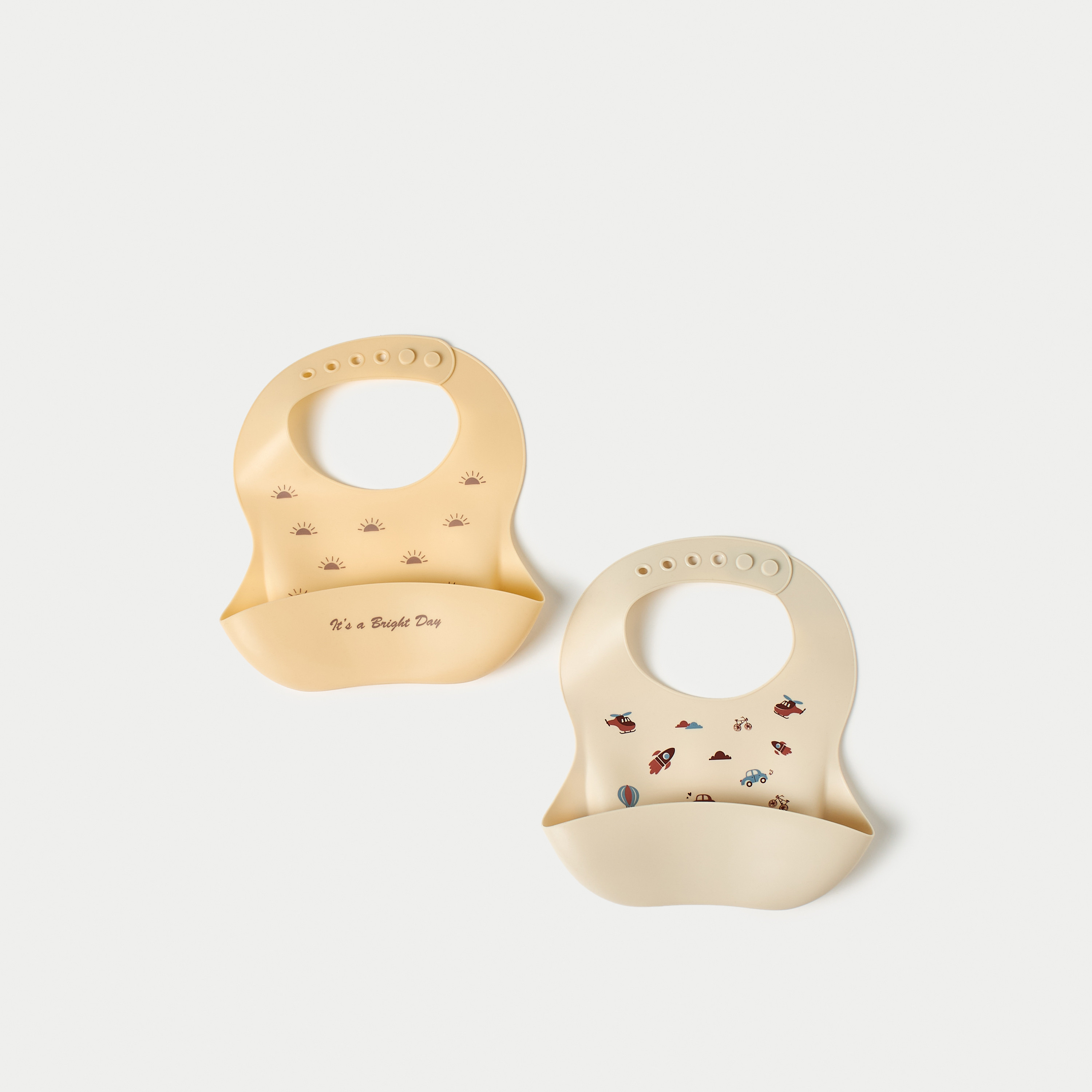 مرايل سيليكون بطبعات من جونيورز - طقم من قطعتين-baby-feeding-bibs-image-1