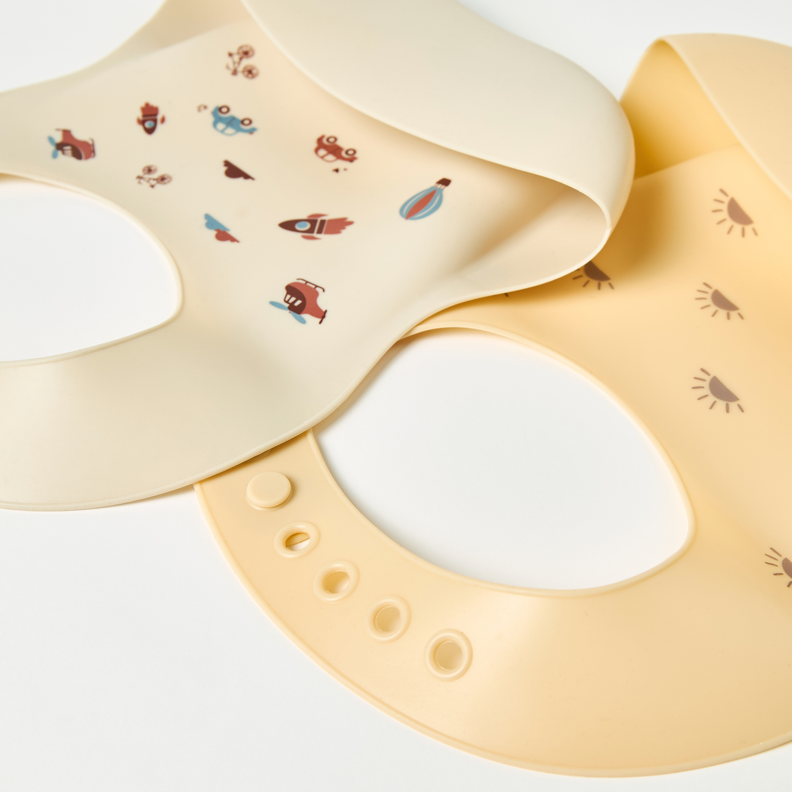 مرايل سيليكون بطبعات من جونيورز - طقم من قطعتين-baby-feeding-bibs-image-4