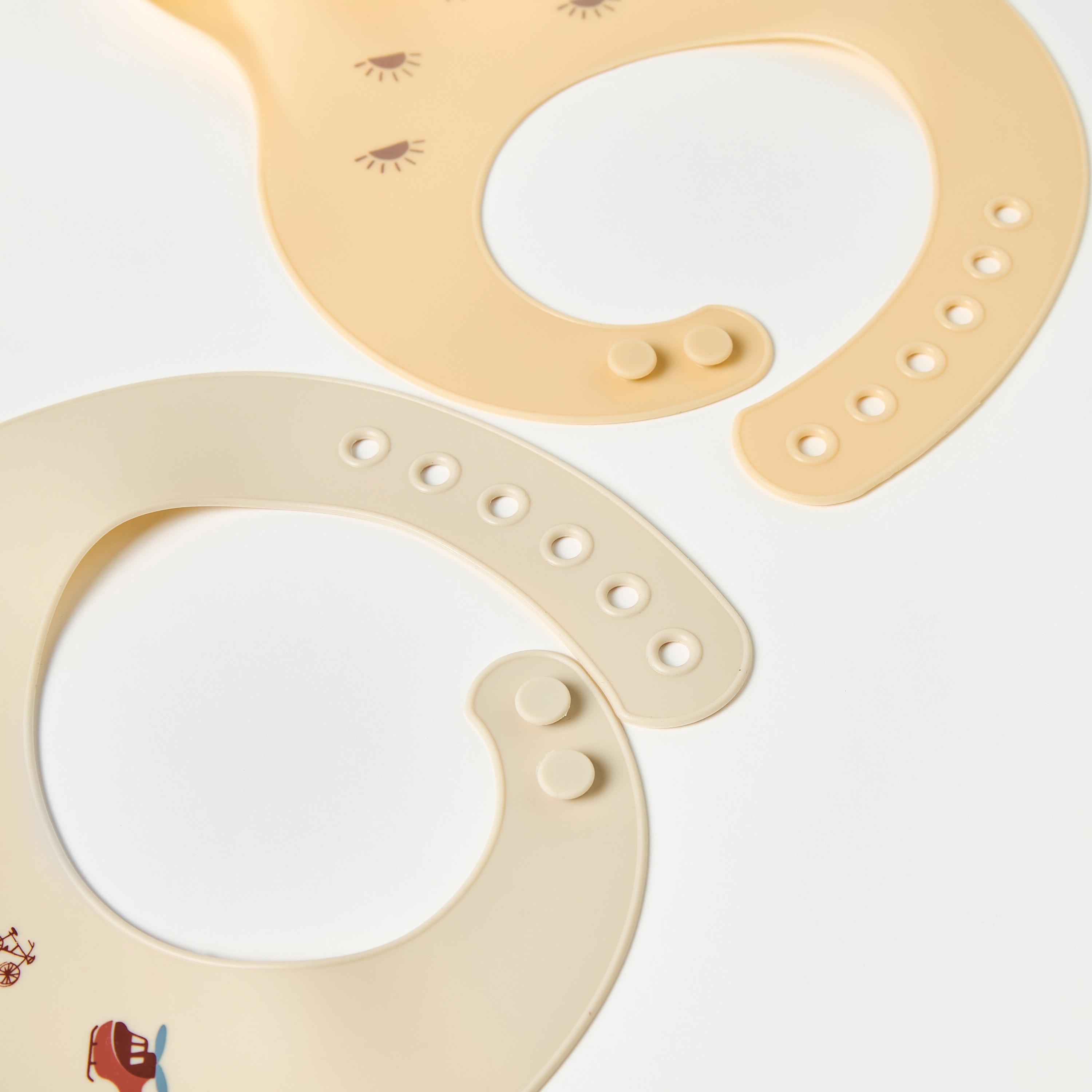 مرايل سيليكون بطبعات من جونيورز - طقم من قطعتين-baby-feeding-bibs-image-5