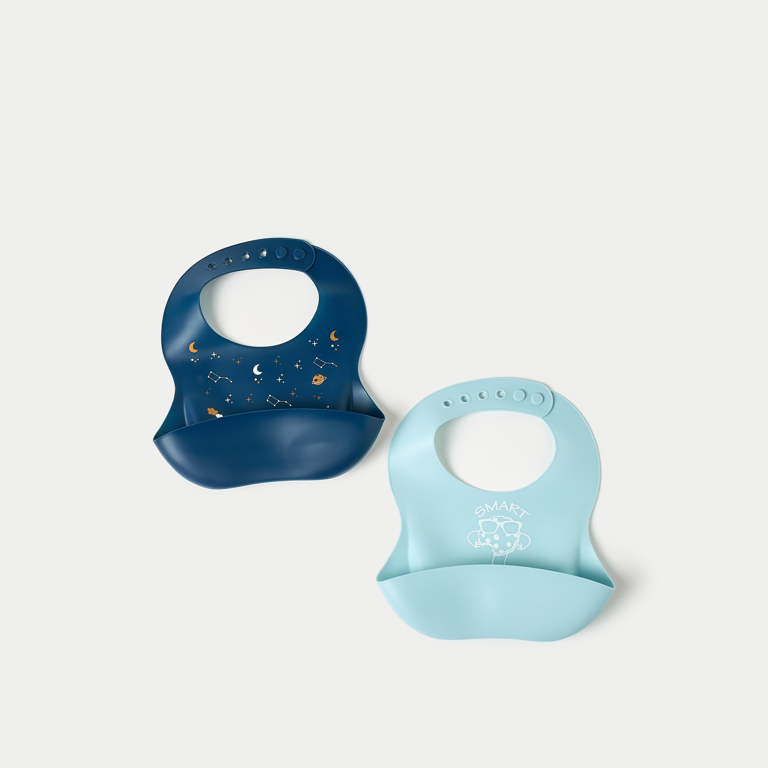 مرايل سيليكون بطبعات من جونيورز - طقم من قطعتين-baby-feeding-bibs-image-1