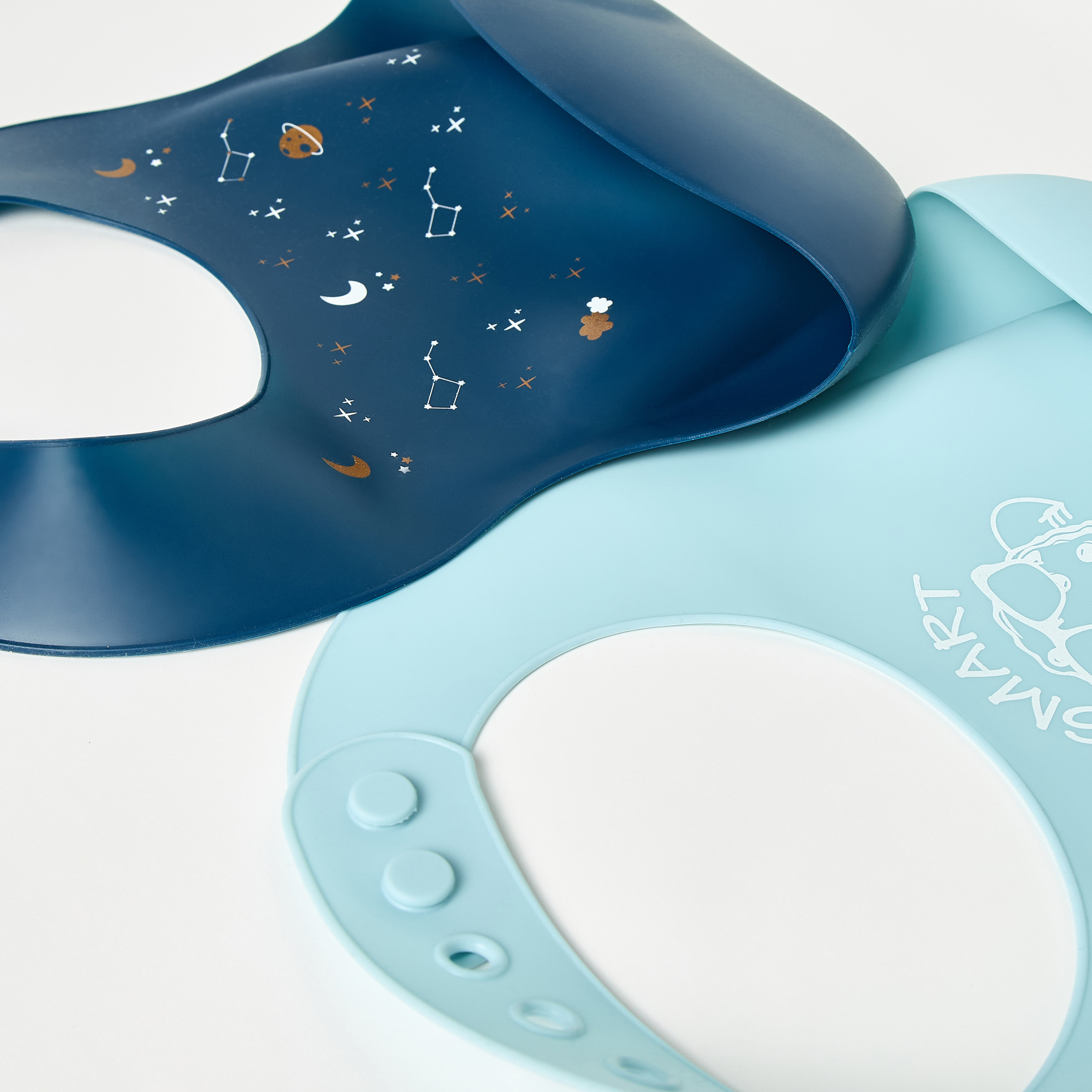 مرايل سيليكون بطبعات من جونيورز - طقم من قطعتين-baby-feeding-bibs-image-4