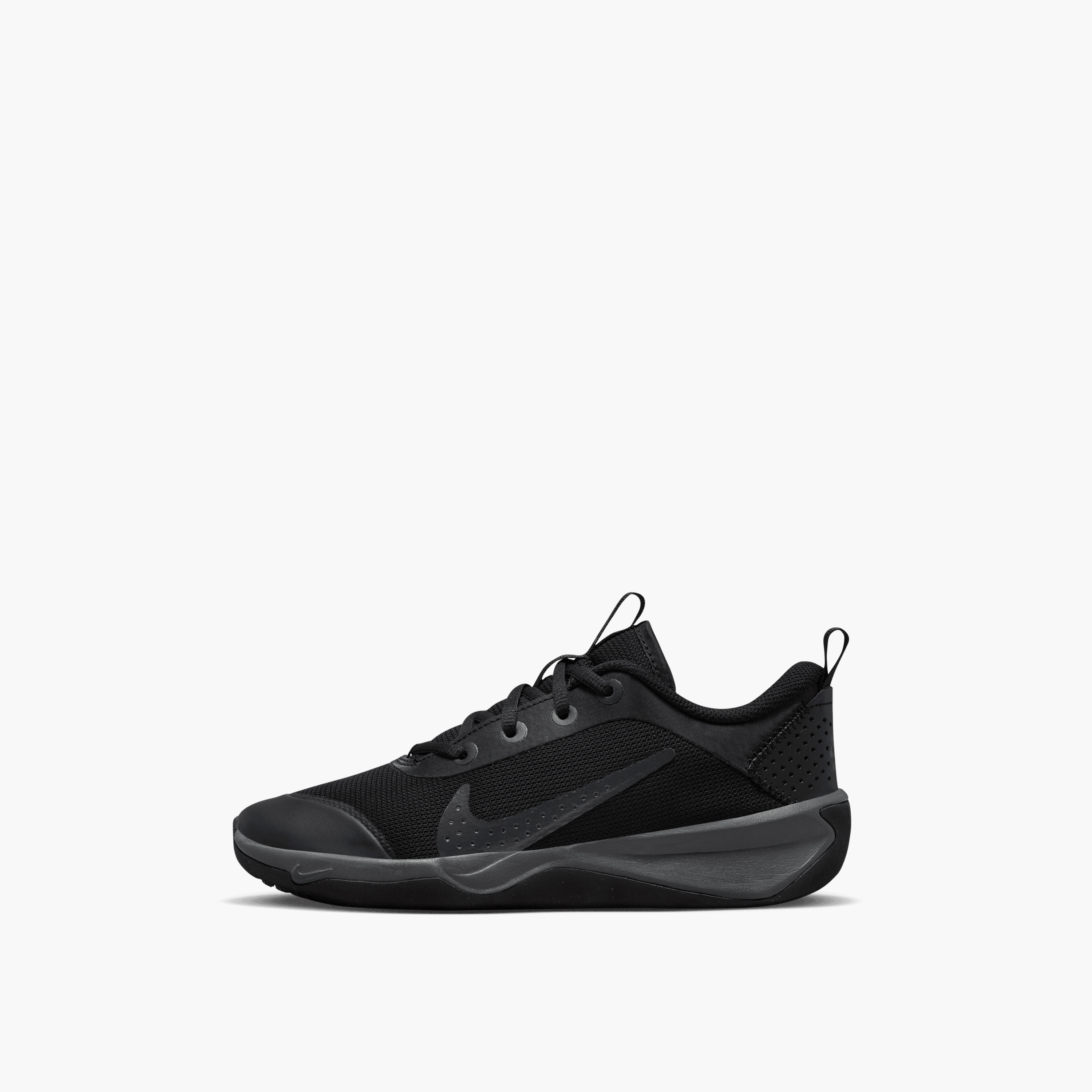 حذاء كرة السلّة خفيف الوزن برباط نايك أومني مالتي كورت جي إس للأطفال من نايك-boys-shoes-schoolshoes-image-1