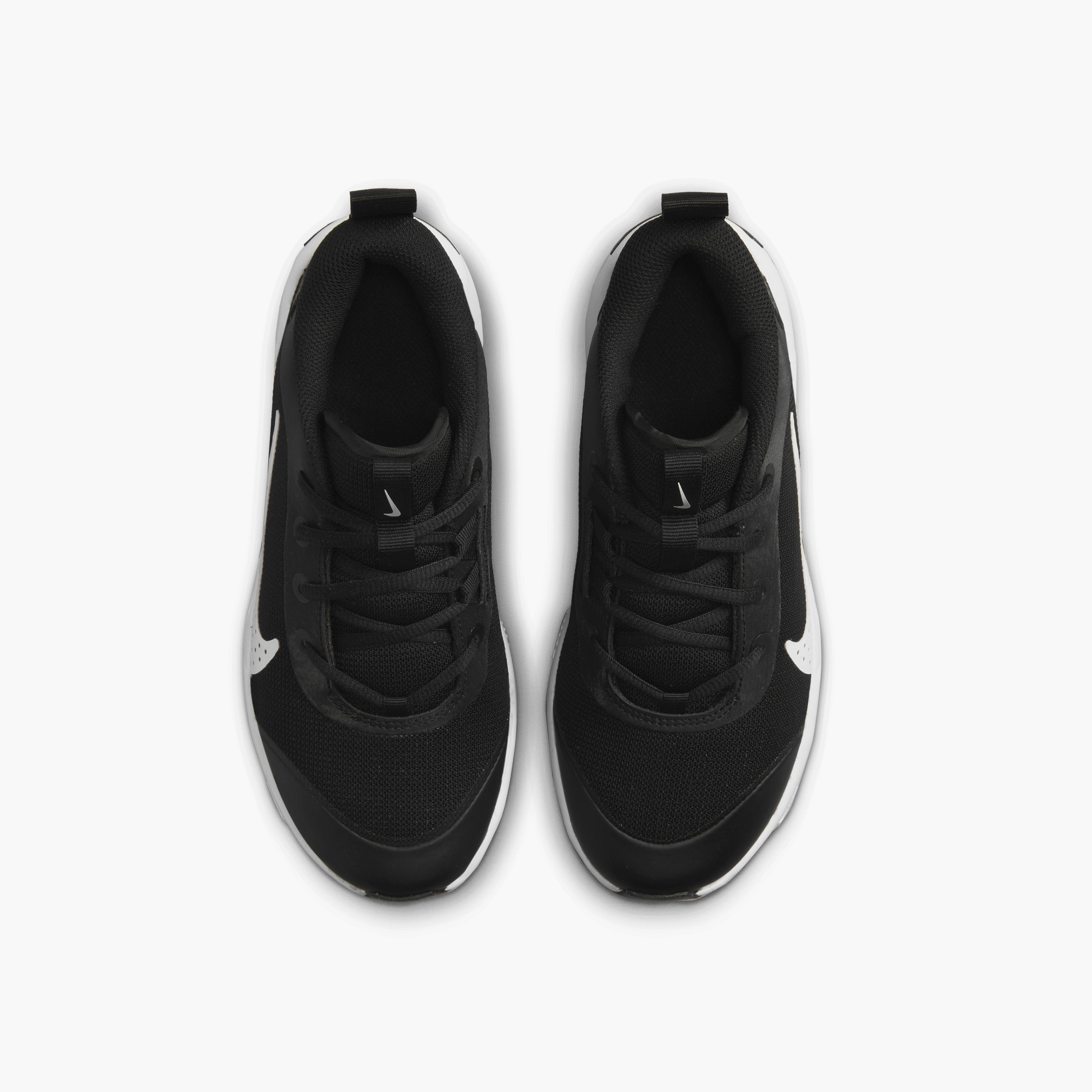 حذاء كرة السلّة خفيف الوزن برباط نايك أومني مالتي كورت جي إس للأطفال من نايك-boys-shoes-schoolshoes-image-13