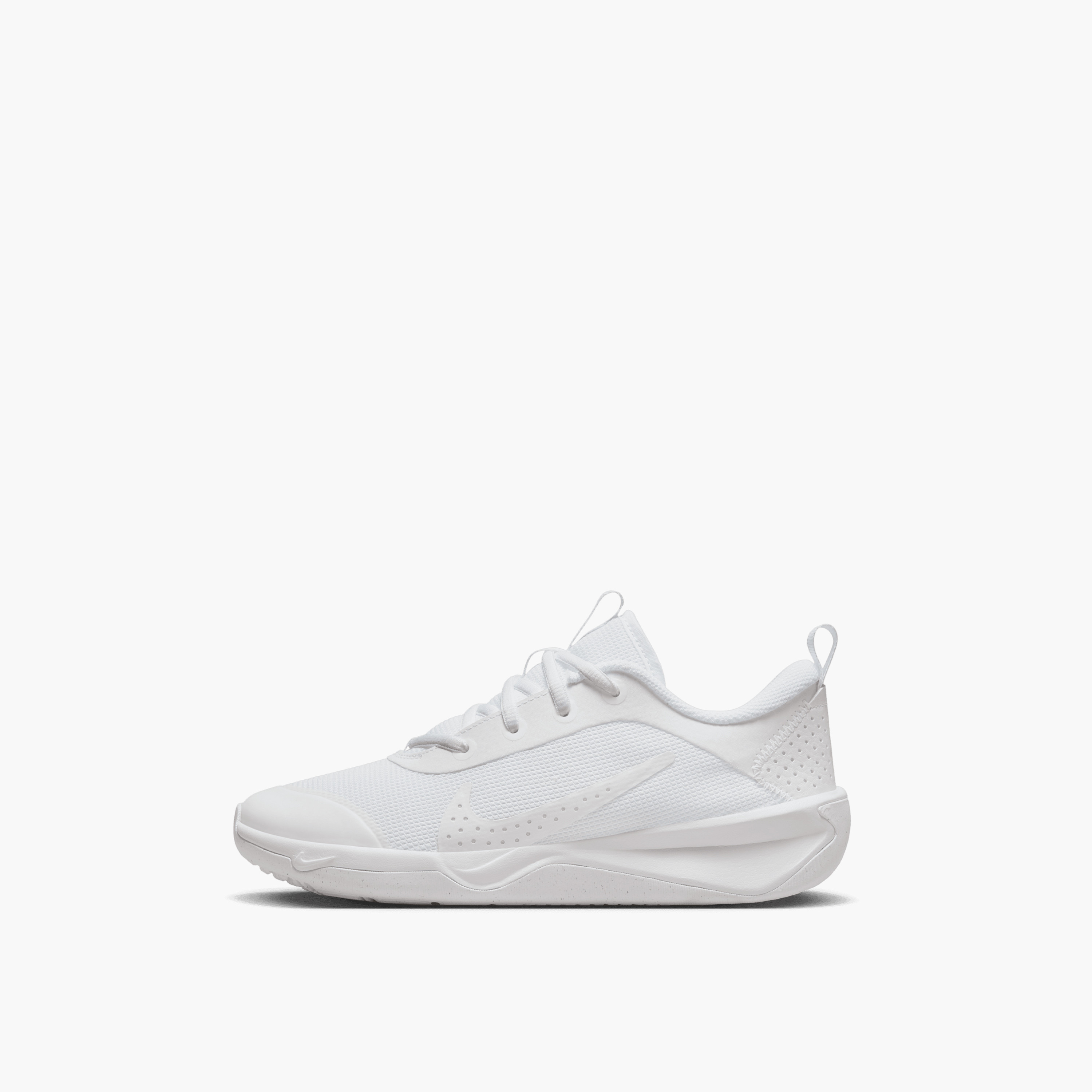 حذاء كرة السلّة خفيف الوزن برباط نايك أومني مالتي كورت جي إس للأطفال من نايك-boys-shoes-schoolshoes-image-1