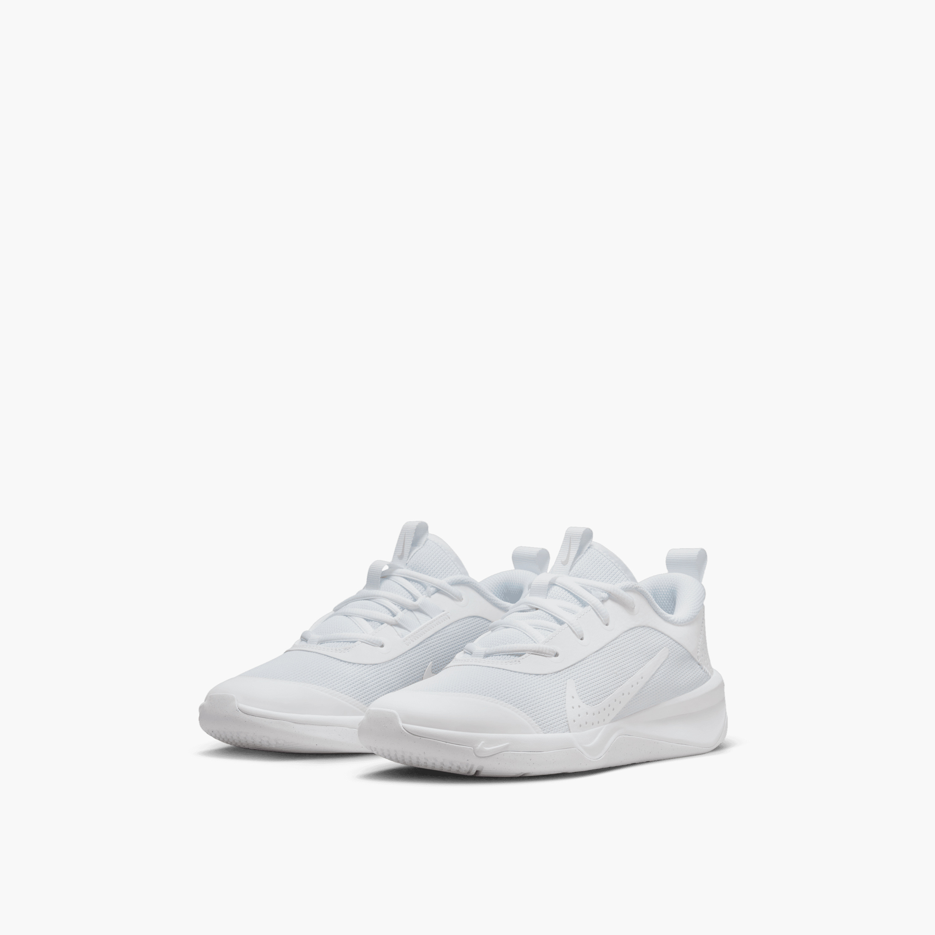 حذاء كرة السلّة خفيف الوزن برباط نايك أومني مالتي كورت جي إس للأطفال من نايك-boys-shoes-schoolshoes-image-3