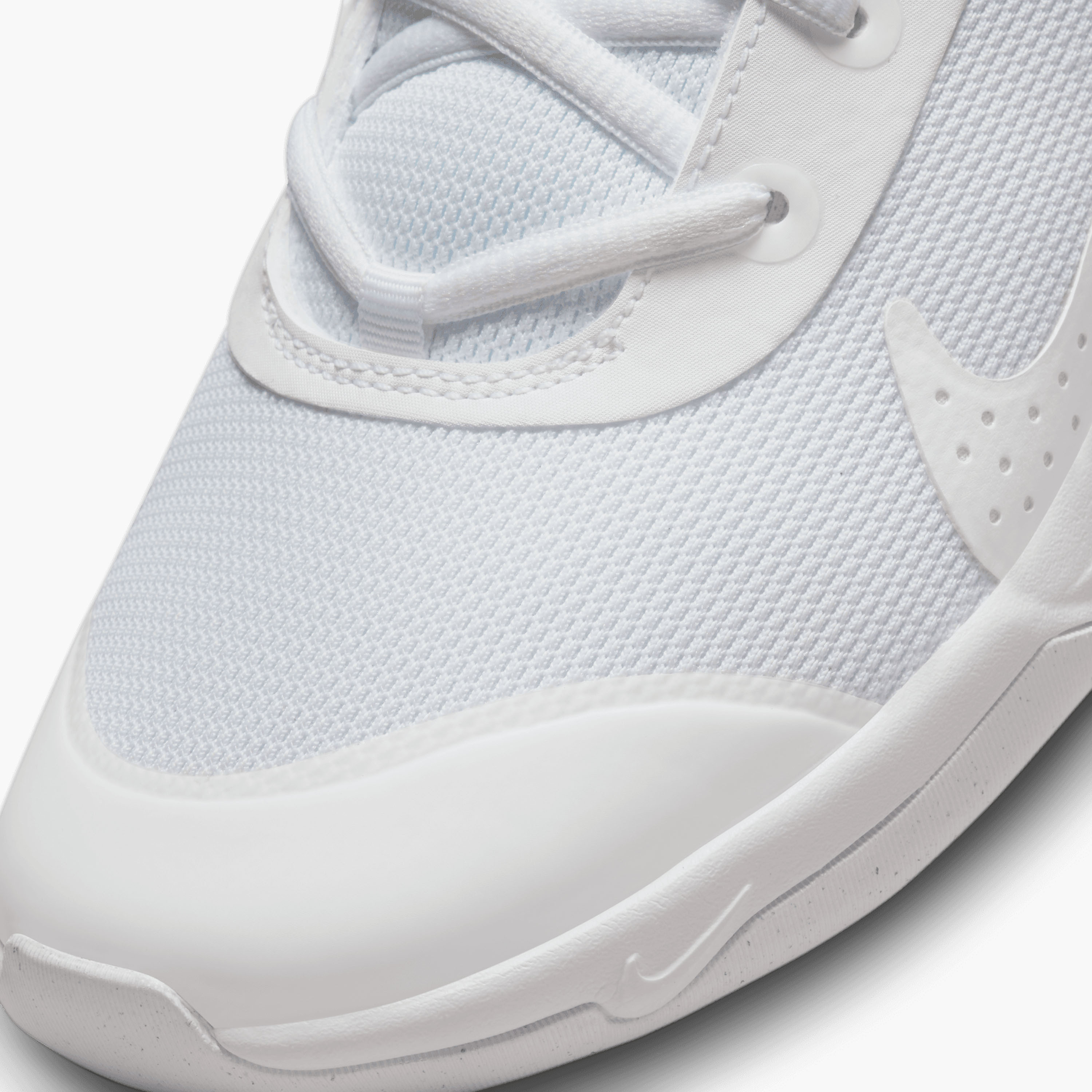 حذاء كرة السلّة خفيف الوزن برباط نايك أومني مالتي كورت جي إس للأطفال من نايك-boys-shoes-schoolshoes-image-7