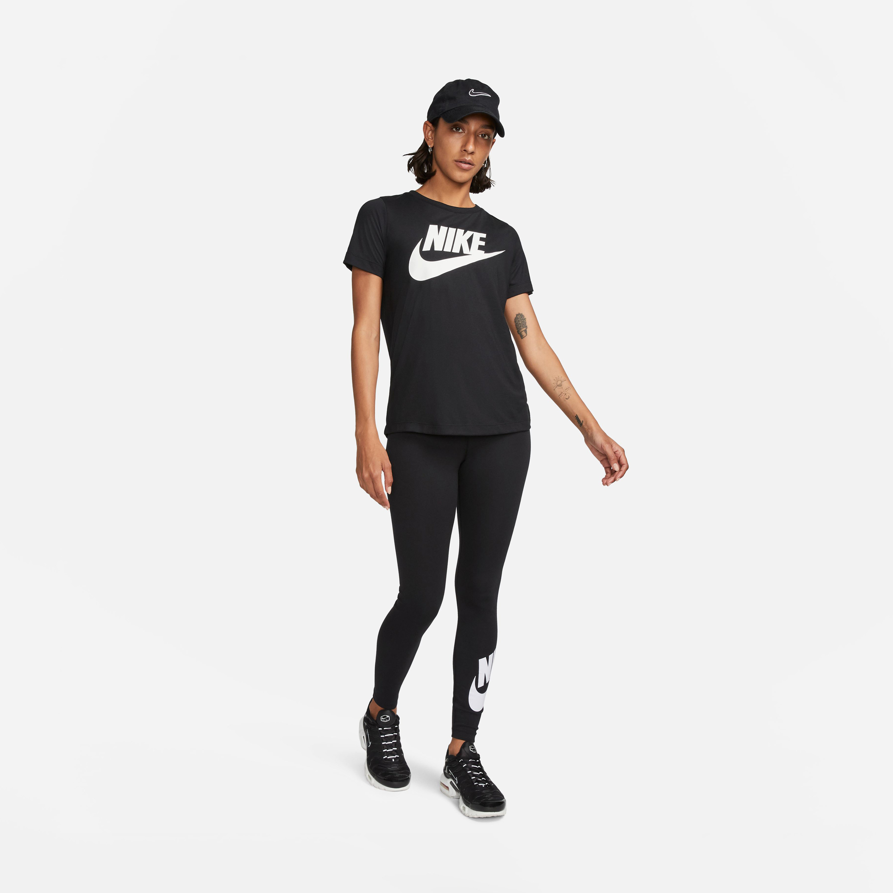 نايكي- بنطال رياضي نسائي كلاسيكي بخصر عالٍ ورسومات جرافيكية NKDV7791 | OE-women-clothing-sportswearandactivewear-bottoms-leggings-image-2