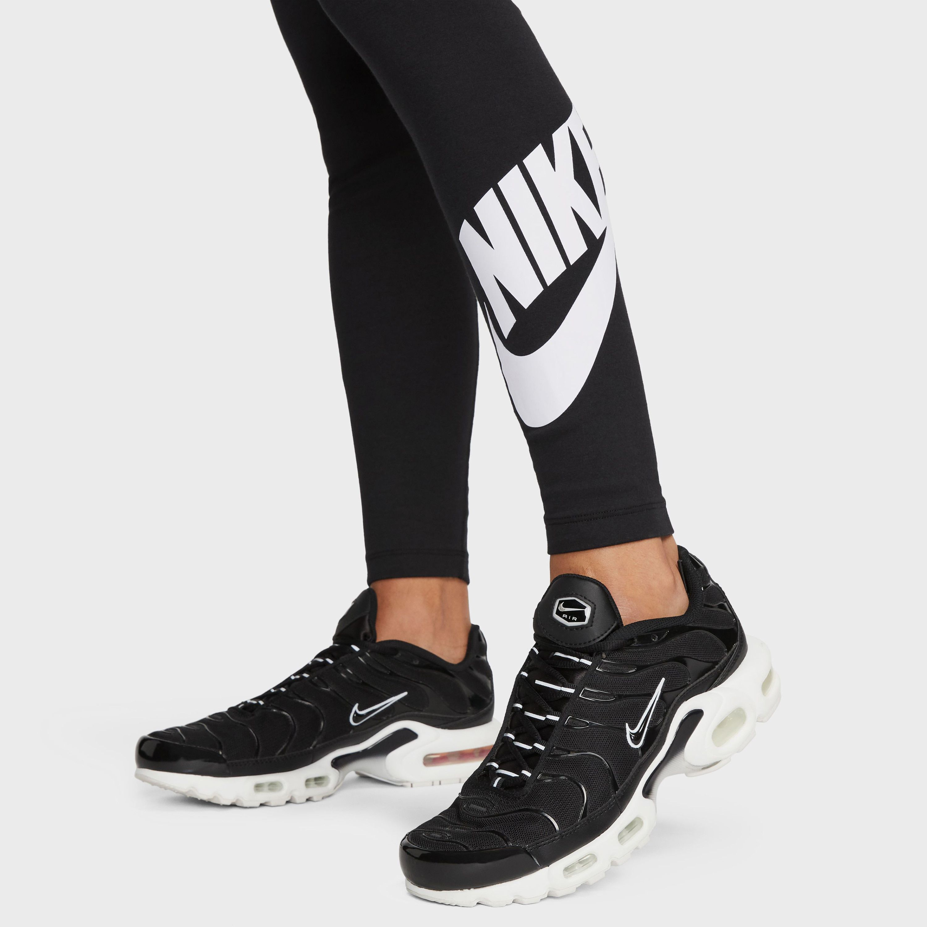 نايكي- بنطال رياضي نسائي كلاسيكي بخصر عالٍ ورسومات جرافيكية NKDV7791 | OE-women-clothing-sportswearandactivewear-bottoms-leggings-image-5