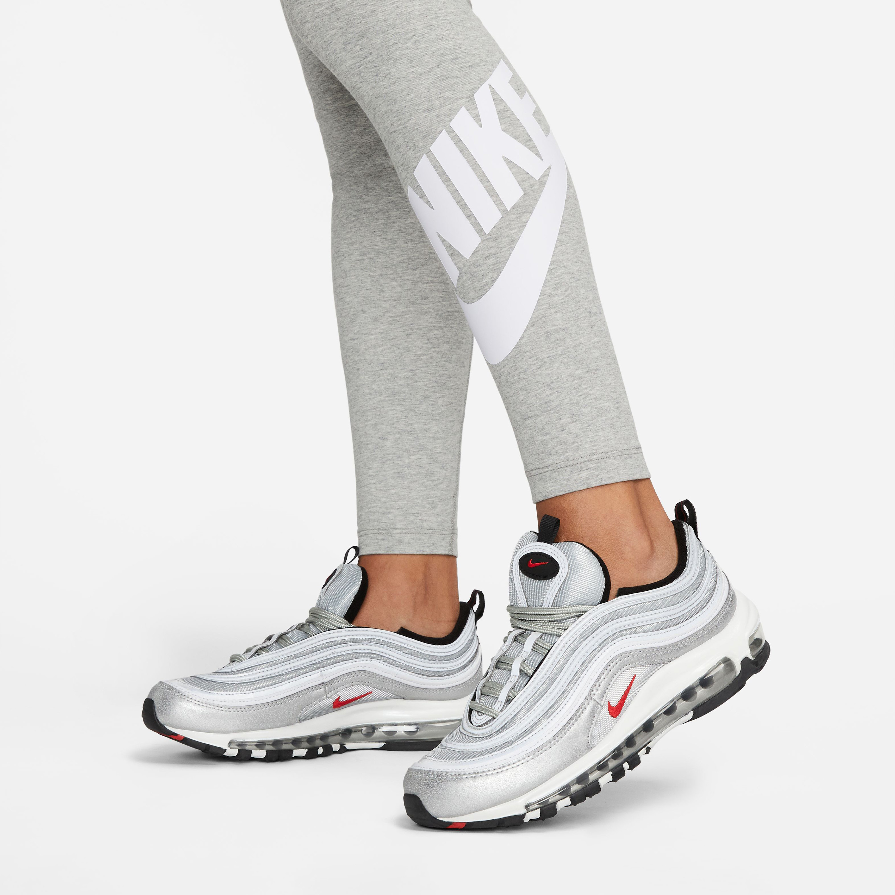 نايكي- بنطال رياضي نسائي كلاسيكي بخصر عالٍ ورسومات جرافيكية NKDV7791 | OE-women-clothing-sportswearandactivewear-bottoms-leggings-image-4
