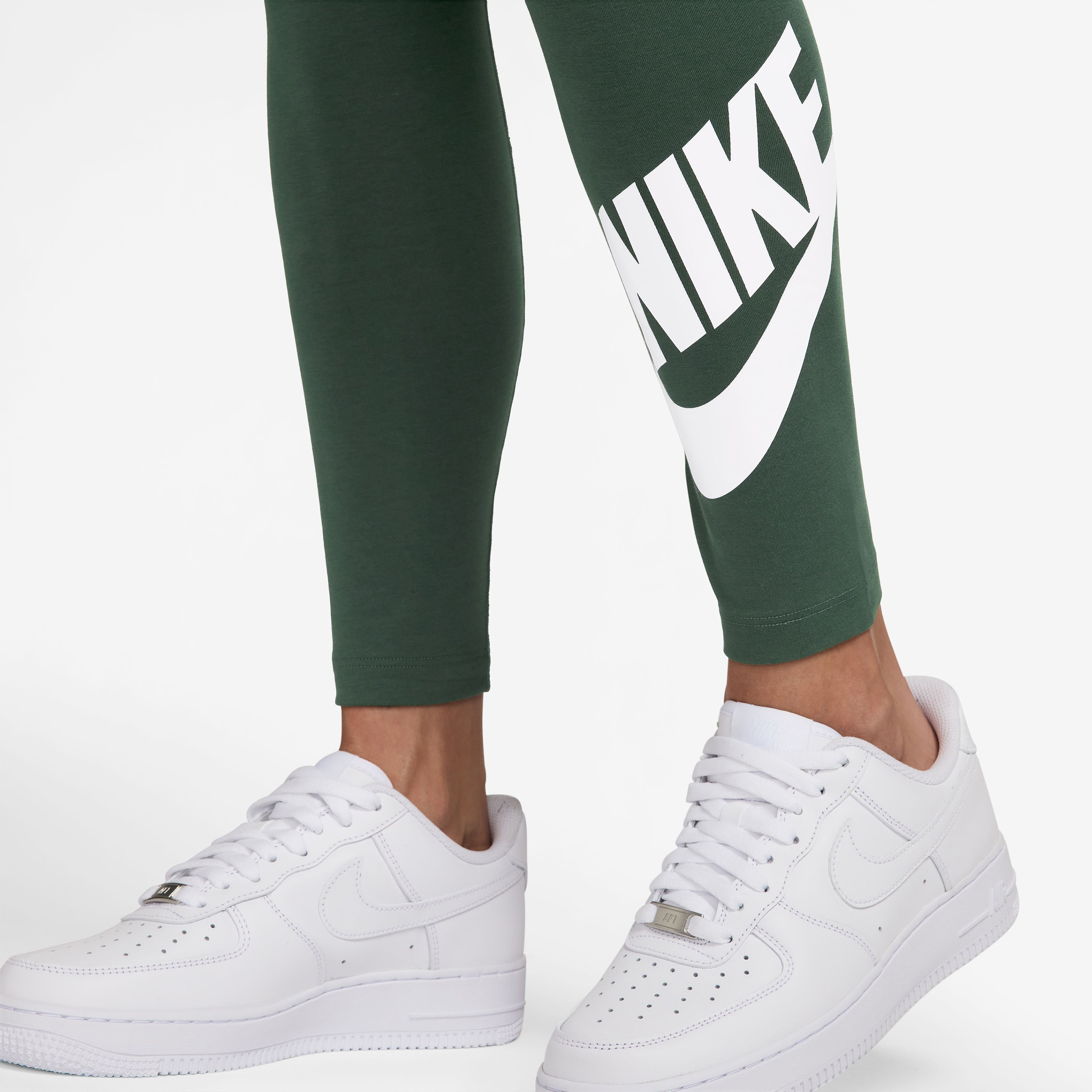 نايكي- بنطال رياضي نسائي كلاسيكي بخصر عالٍ ورسومات جرافيكية NKDV7791 | OE-women-clothing-sportswearandactivewear-bottoms-leggings-image-13