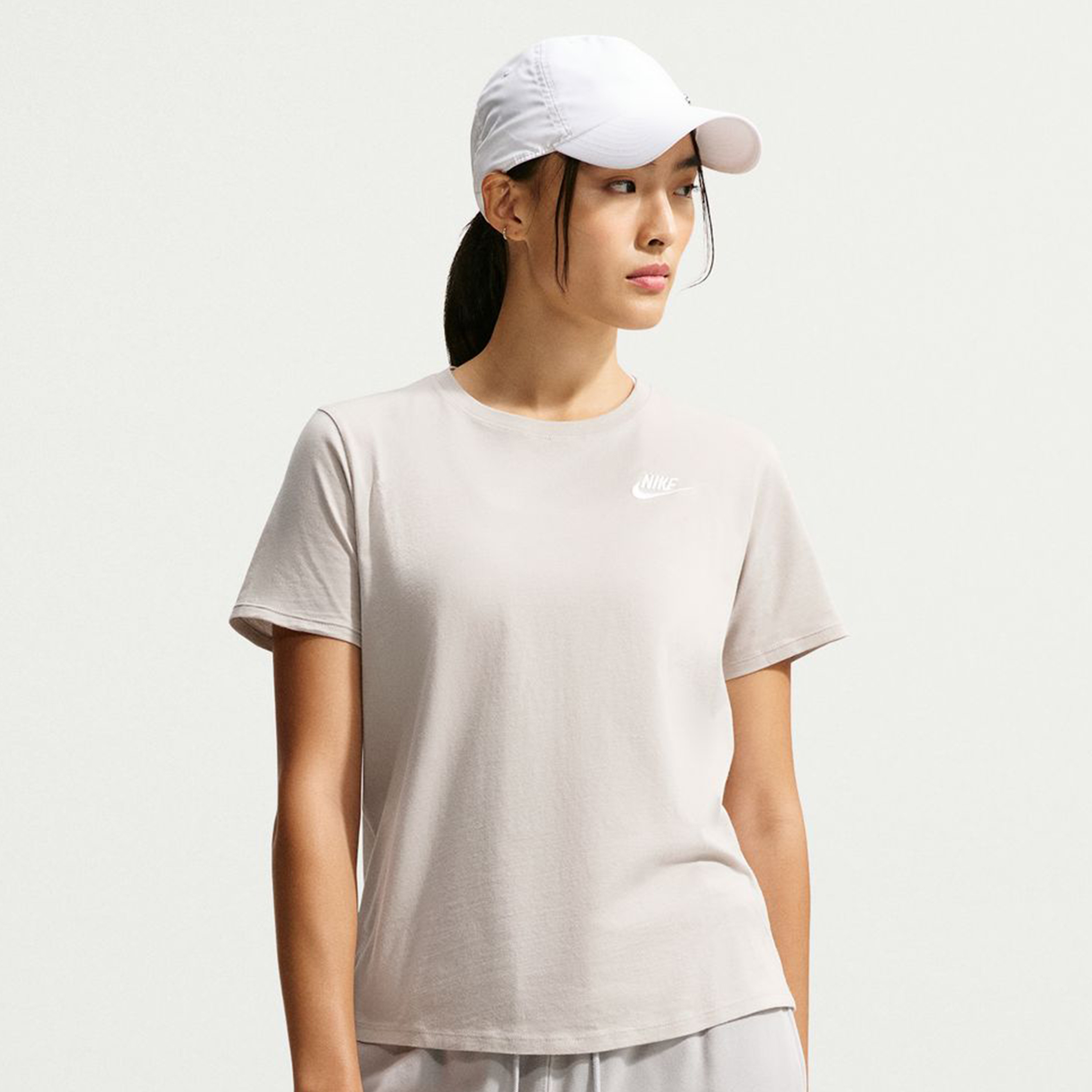 نايكي- تيشيرت نسائي أساسيات سبورتسوير كلوب NKDX7902 | OE-sports-women-clothing-tshirtsandvests-image-1