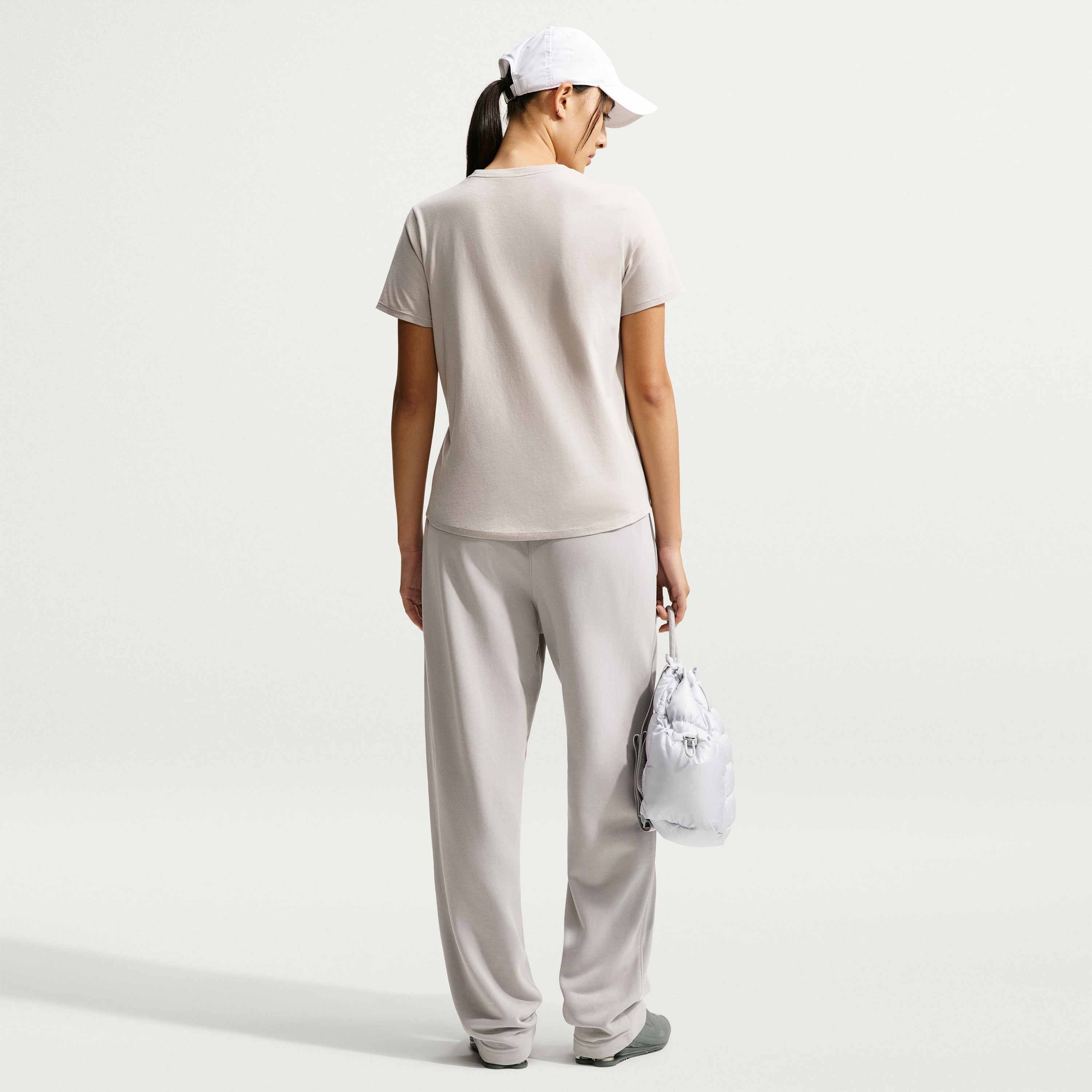 نايكي- تيشيرت نسائي أساسيات سبورتسوير كلوب NKDX7902 | OE-sports-women-clothing-tshirtsandvests-image-3