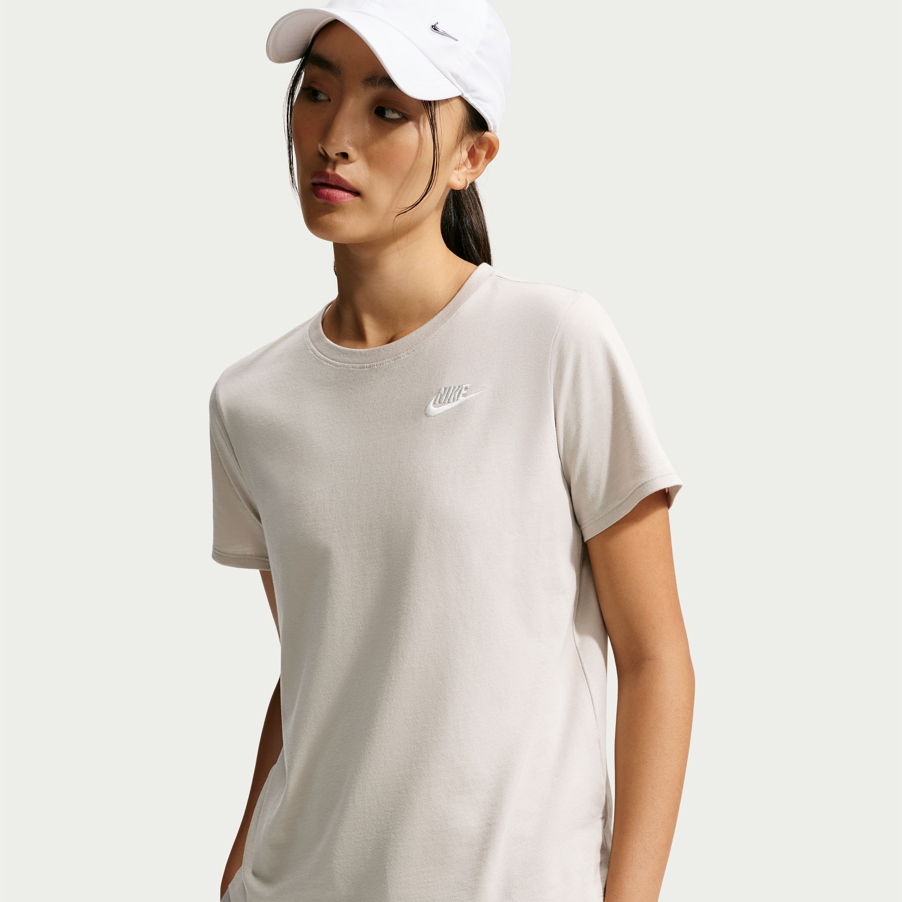 نايكي- تيشيرت نسائي أساسيات سبورتسوير كلوب NKDX7902 | OE-sports-women-clothing-tshirtsandvests-image-4