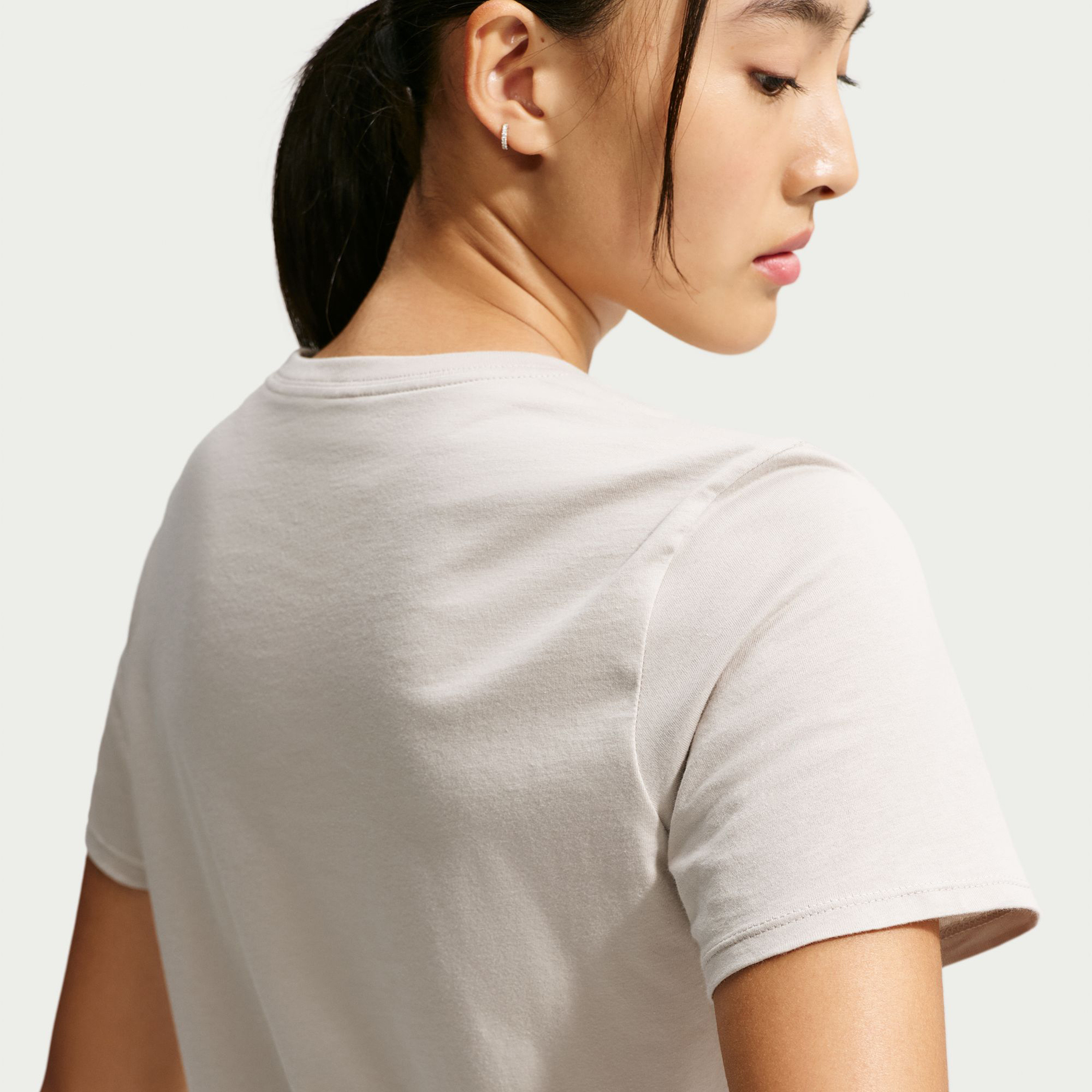 نايكي- تيشيرت نسائي أساسيات سبورتسوير كلوب NKDX7902 | OE-sports-women-clothing-tshirtsandvests-image-5