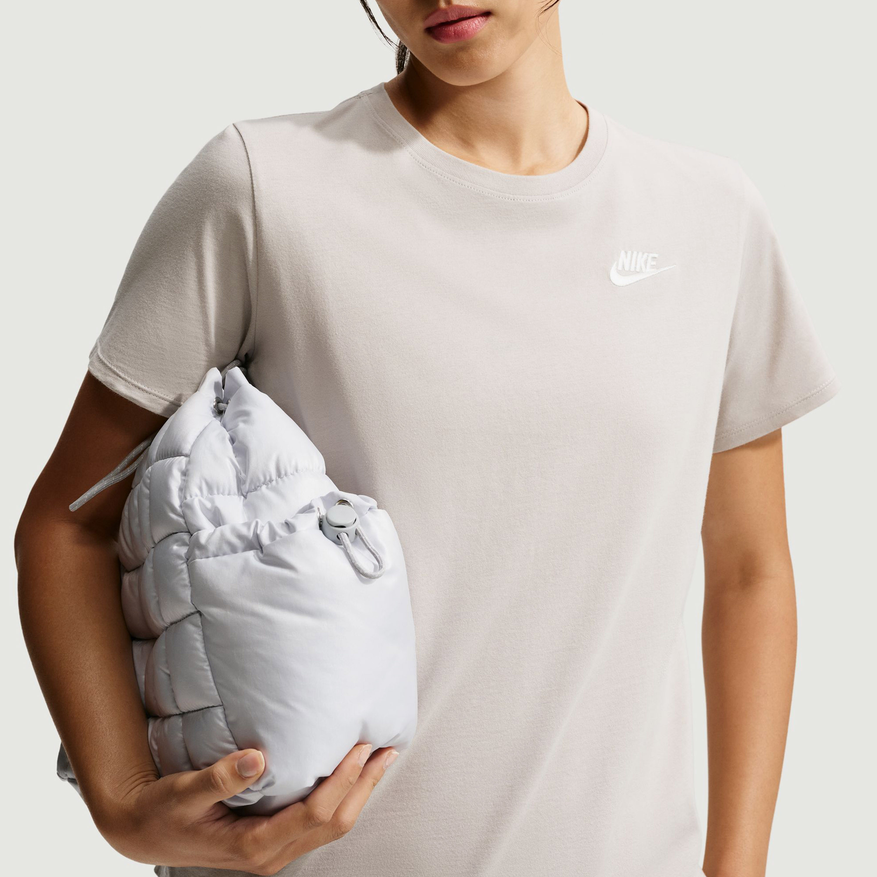 نايكي- تيشيرت نسائي أساسيات سبورتسوير كلوب NKDX7902 | OE-sports-women-clothing-tshirtsandvests-image-6