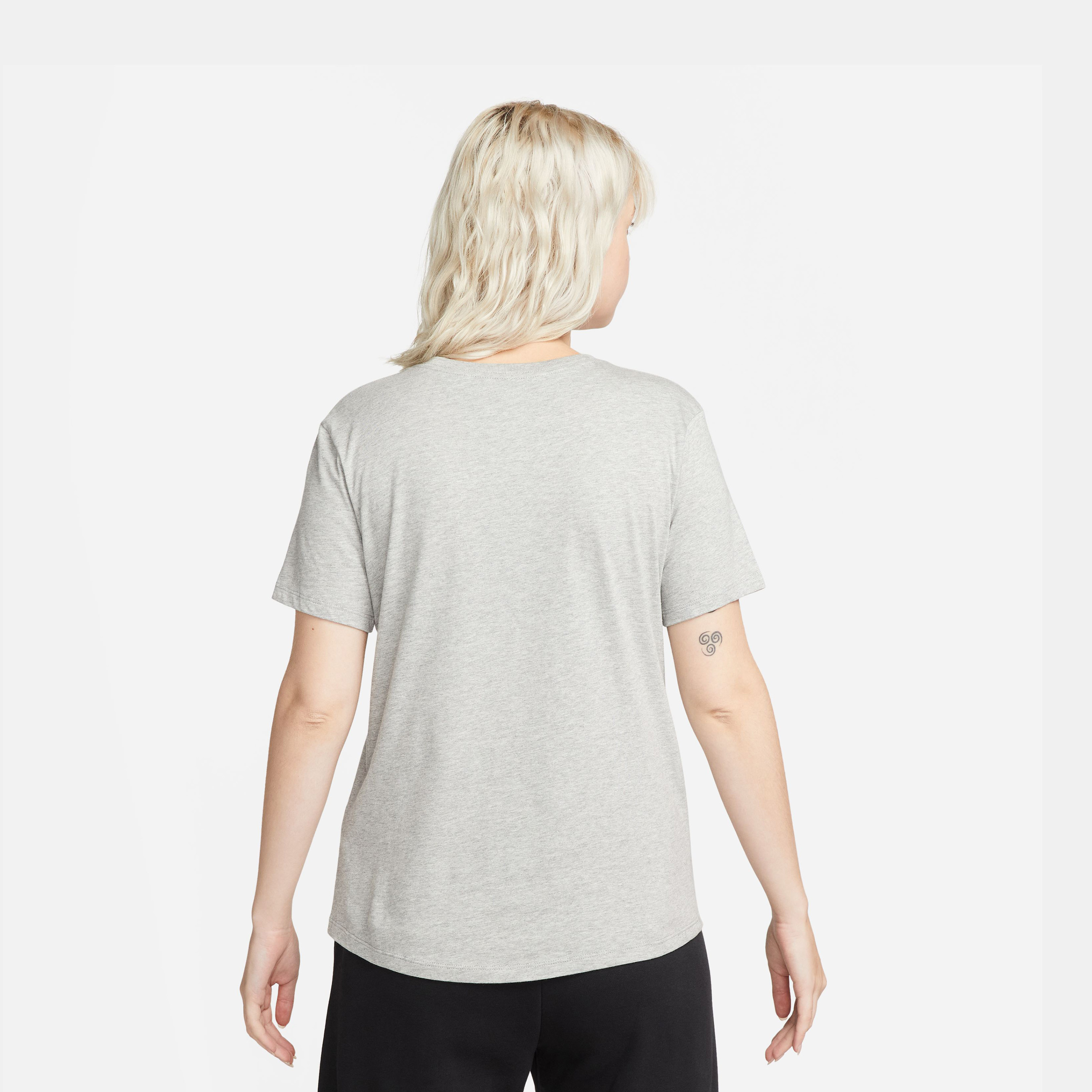 نايكي- تيشيرت رياضي نسائي أساسيات بشعار NKDX7906 | OE-sports-women-clothing-tshirtsandvests-image-10