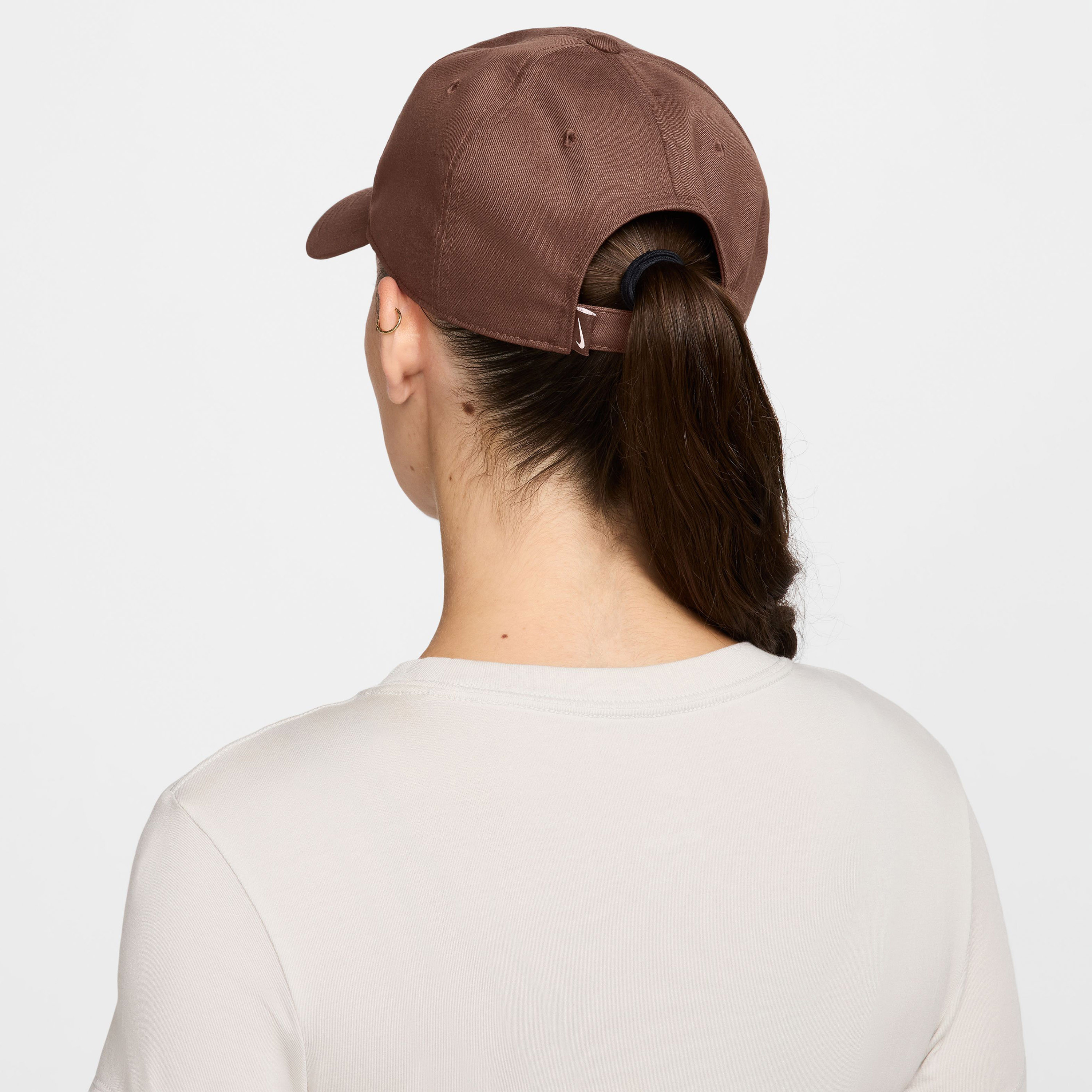 نايكي- قبعة نادي سووش غير مُهيكلة NKFB5369 | OE-women-clothingaccessories-capsandhats-image-4