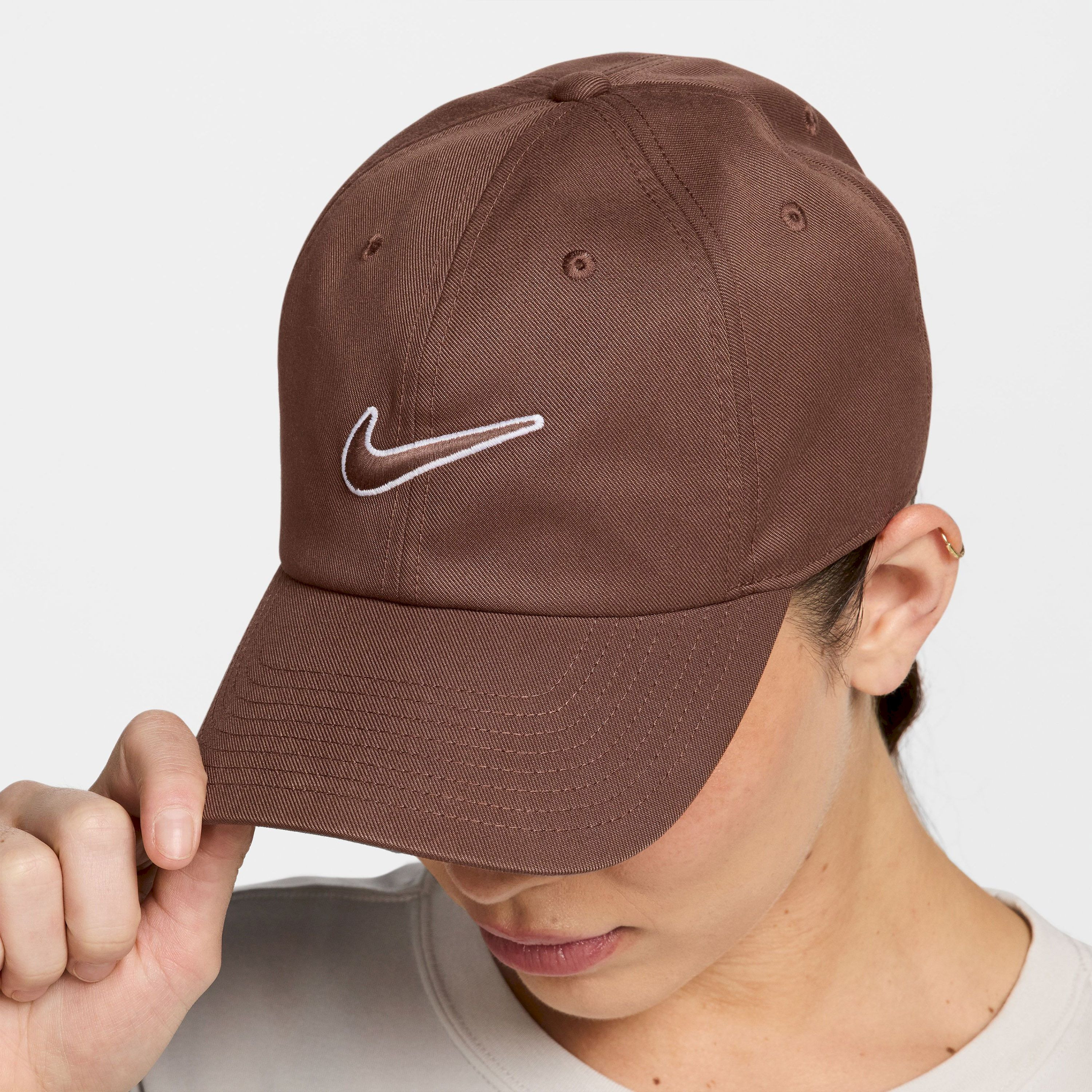 نايكي- قبعة نادي سووش غير مُهيكلة NKFB5369 | OE-women-clothingaccessories-capsandhats-image-3