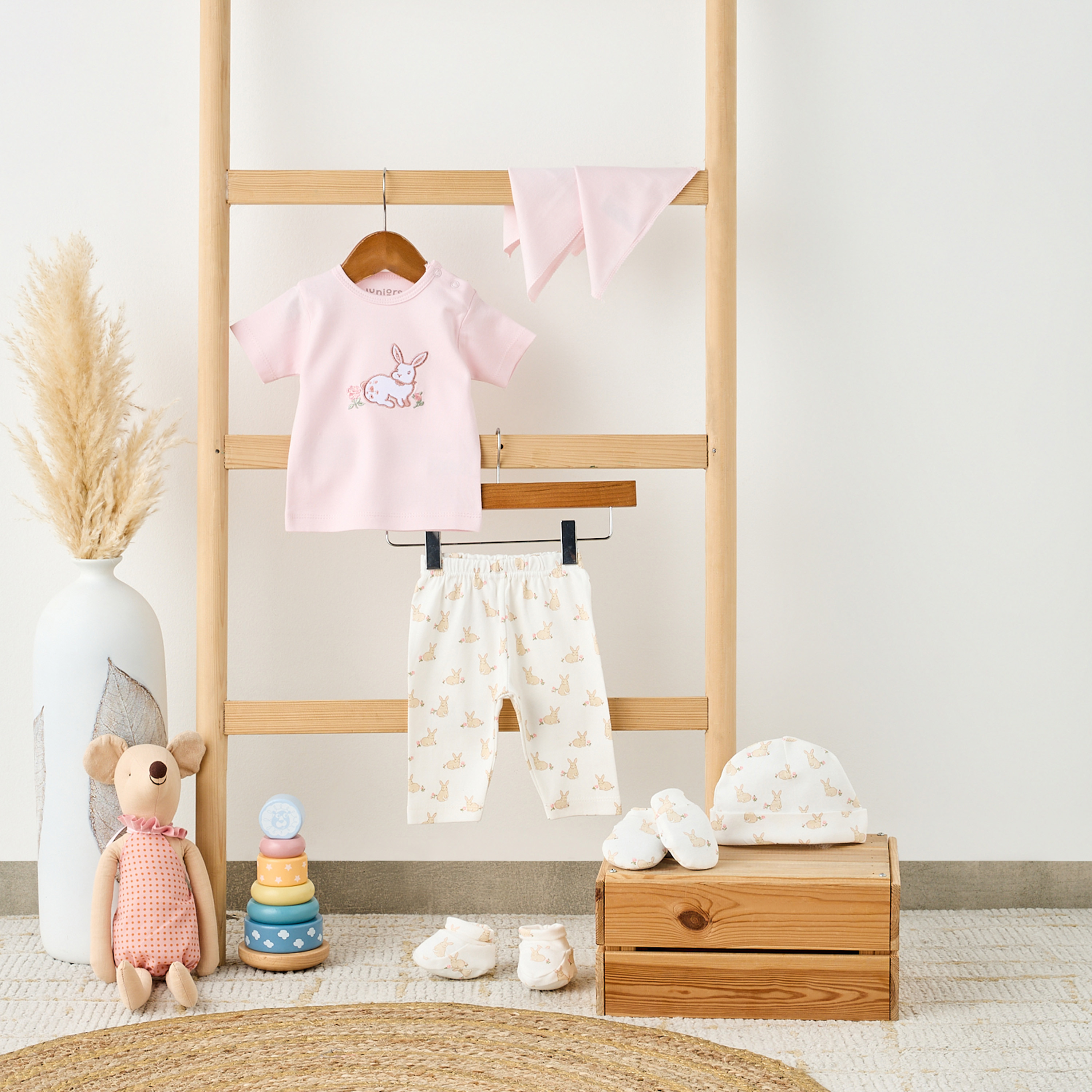 طقم هدايا ملابس أطفال بطبعات أرنب من جونيورز - 8 قطع-baby-girls-clothing-setsandcoords-image-11