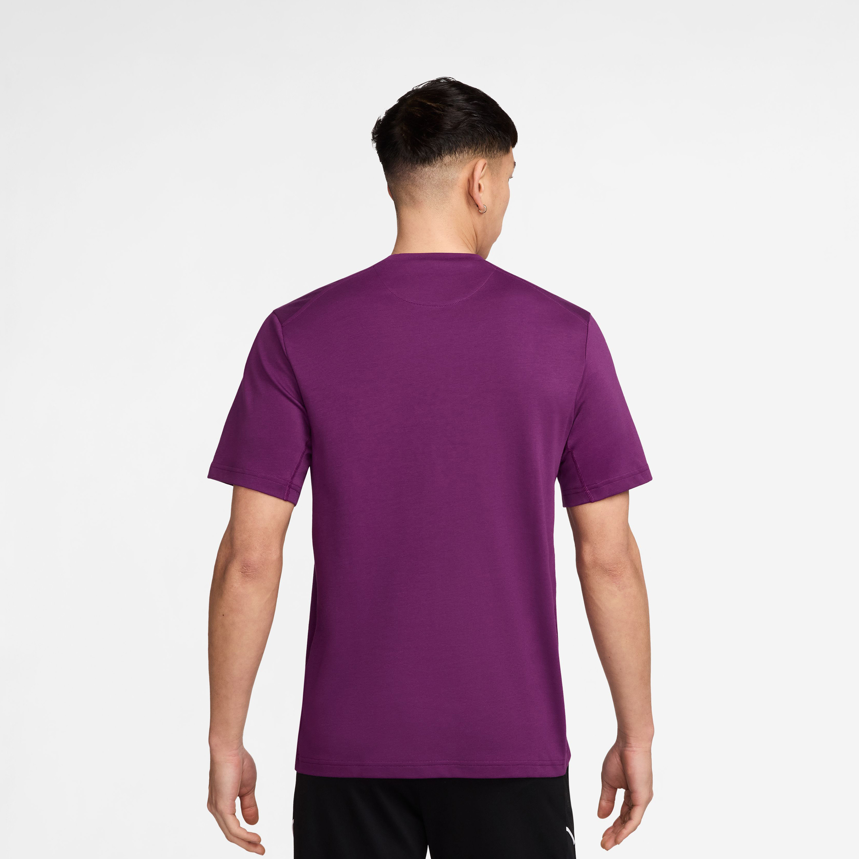 نايكي- تيشيرت نادي برشلونة الرئيسي دراي-فت ستريمنت رجالي NKHJ6549 | OE-men-clothing-sportswearandactivewear-tshirtsandpolos-image-2