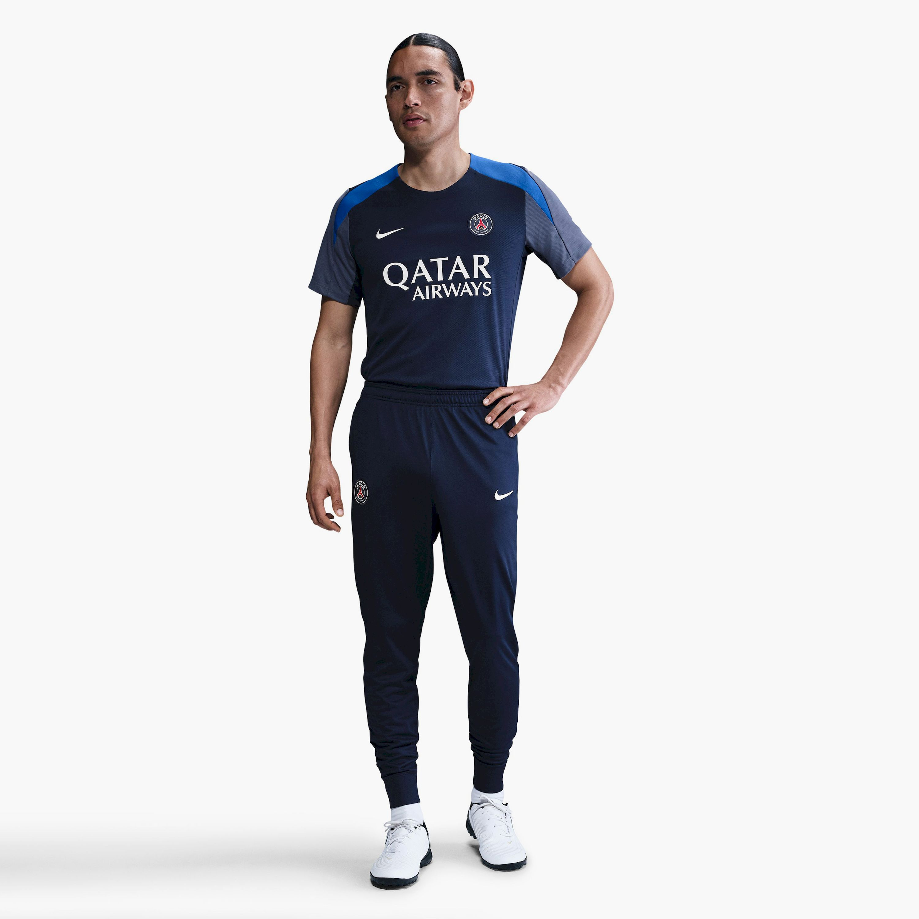نايكي- بلوزة رجالي بأكمام قصيرة بتقنية Dri-FIT Strike شعار باريس سان جيرمان NKHJ7758 | OE-men-clothing-sportswearandactivewear-tshirtsandpolos-image-2