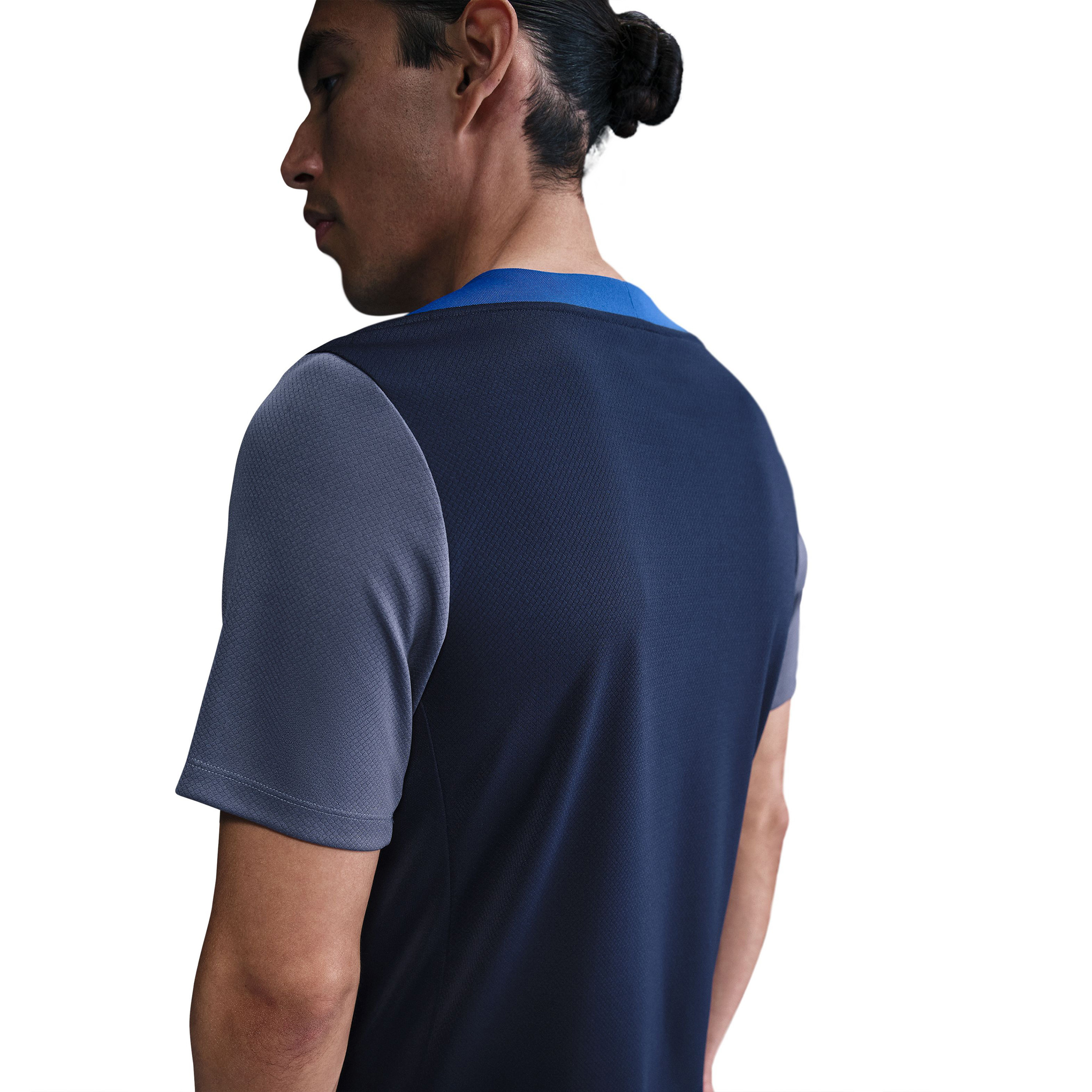 نايكي- بلوزة رجالي بأكمام قصيرة بتقنية Dri-FIT Strike شعار باريس سان جيرمان NKHJ7758 | OE-men-clothing-sportswearandactivewear-tshirtsandpolos-image-5