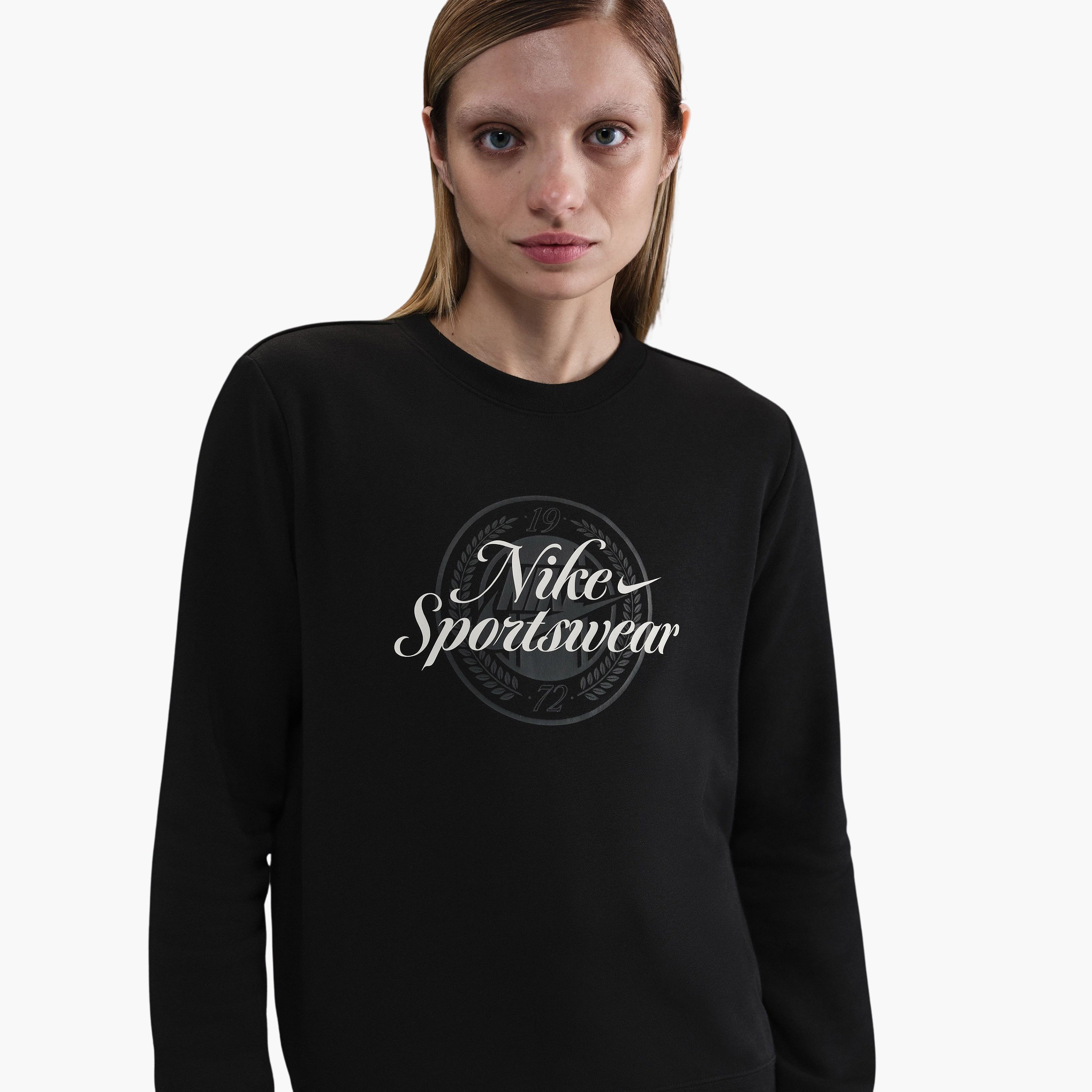 نايكي- سويت شيرت نسائي رياضي كلوب من الصوف برسومات جرافيكية وياقة دائرية NKHV2342 | OE-women-clothing-hoodiesandsweatshirts-sweatshirts-image-4