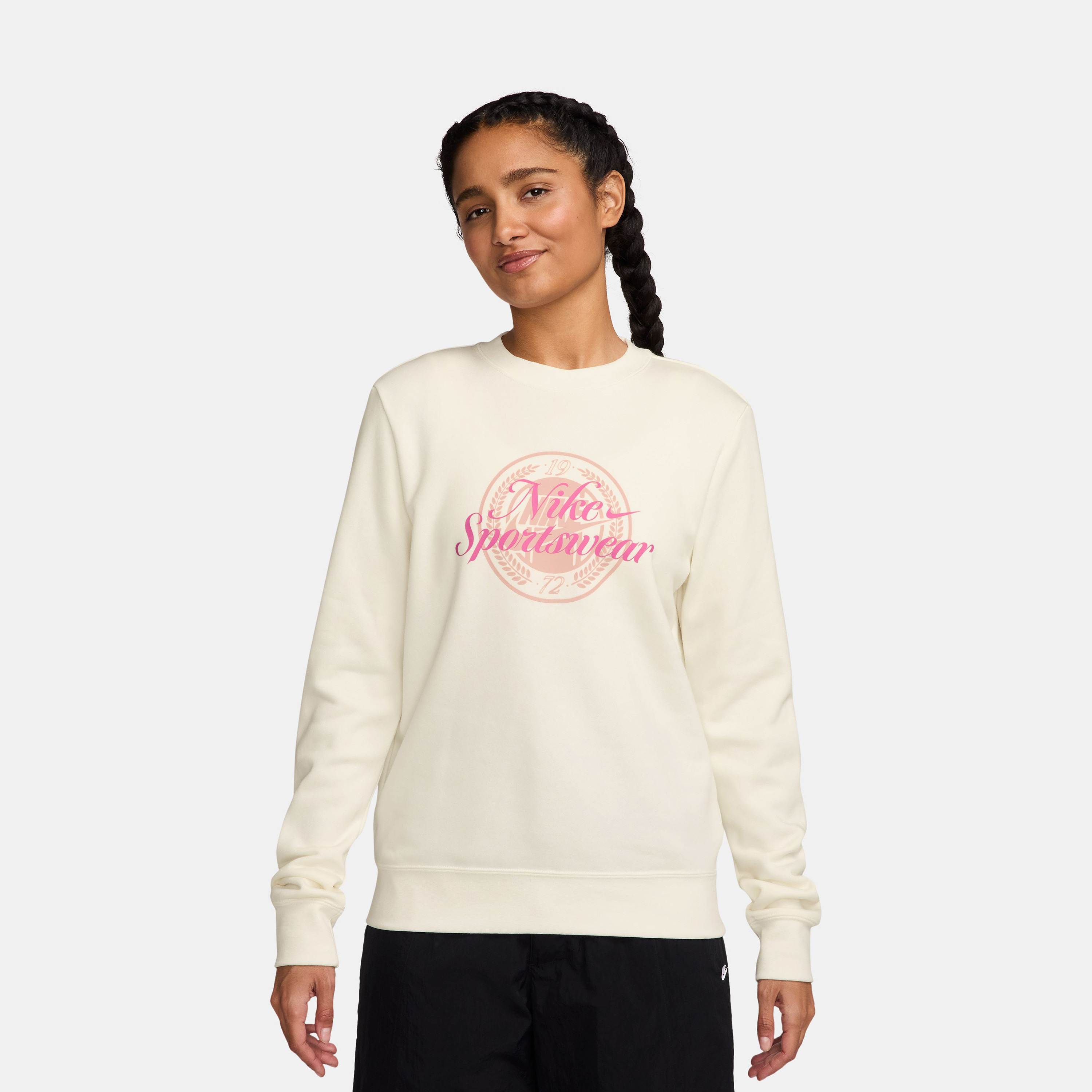 نايكي- سويت شيرت نسائي رياضي كلوب من الصوف برسومات جرافيكية وياقة دائرية NKHV2342 | OE-women-clothing-hoodiesandsweatshirts-sweatshirts-image-1