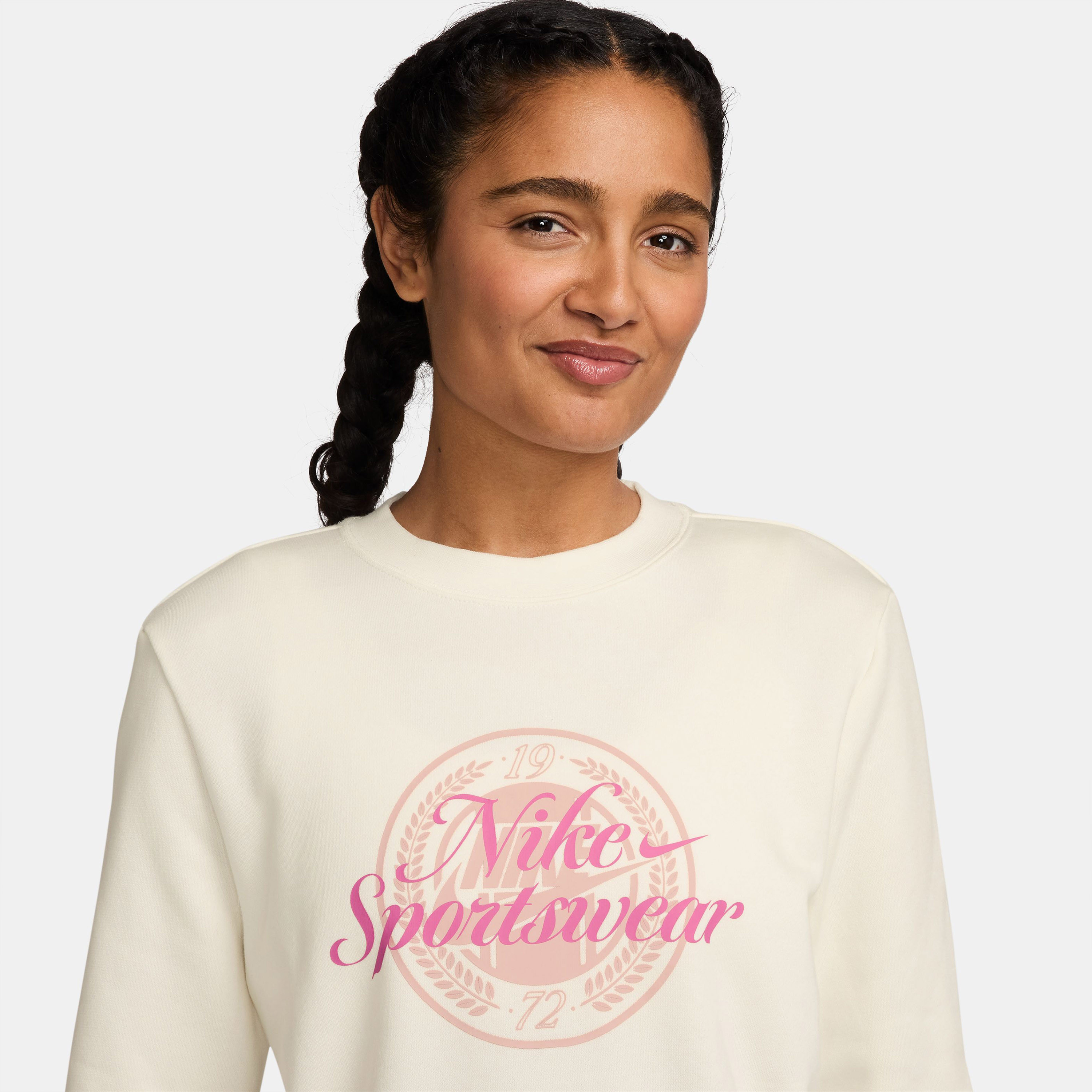 نايكي- سويت شيرت نسائي رياضي كلوب من الصوف برسومات جرافيكية وياقة دائرية NKHV2342 | OE-women-clothing-hoodiesandsweatshirts-sweatshirts-image-3