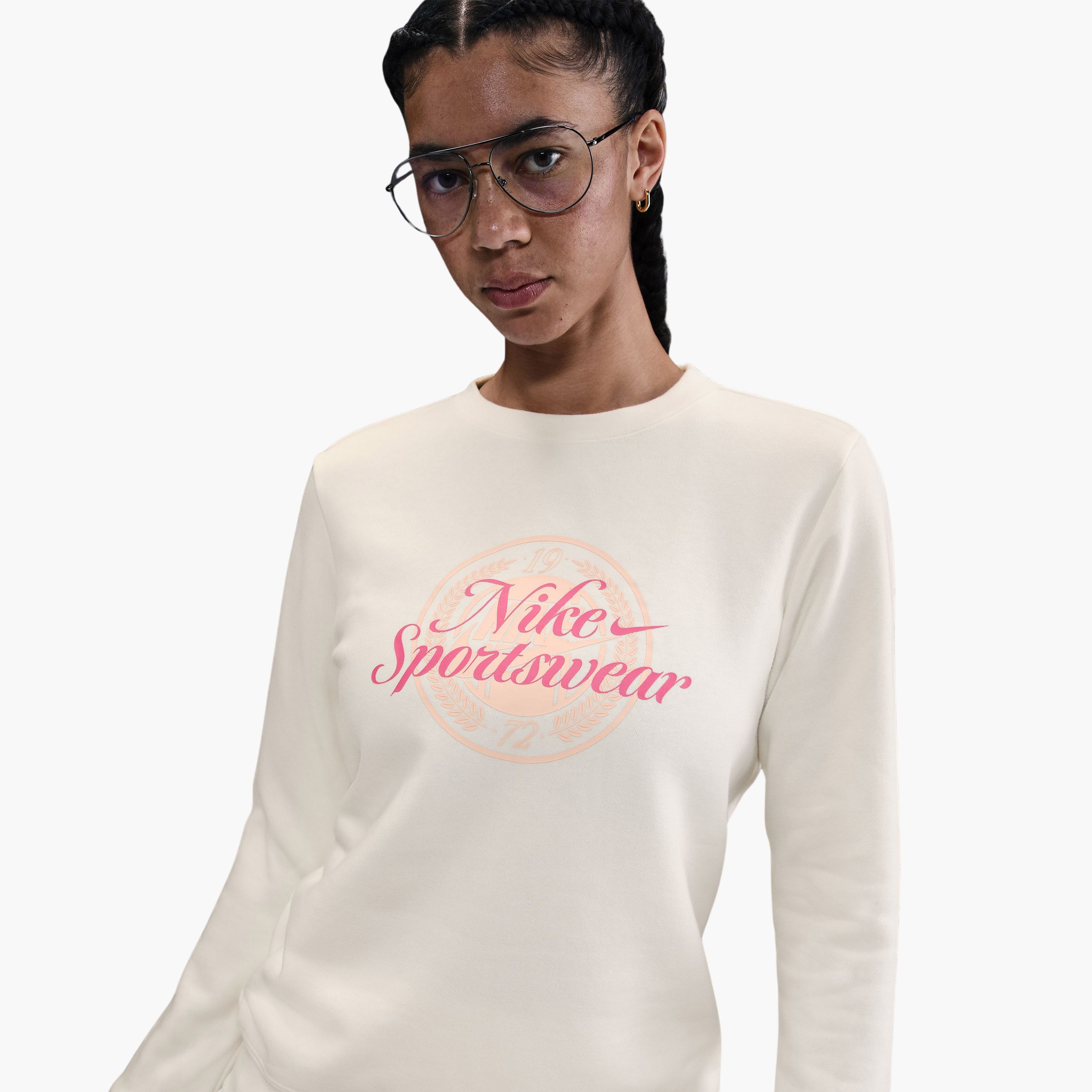 نايكي- سويت شيرت نسائي رياضي كلوب من الصوف برسومات جرافيكية وياقة دائرية NKHV2342 | OE-women-clothing-hoodiesandsweatshirts-sweatshirts-image-12