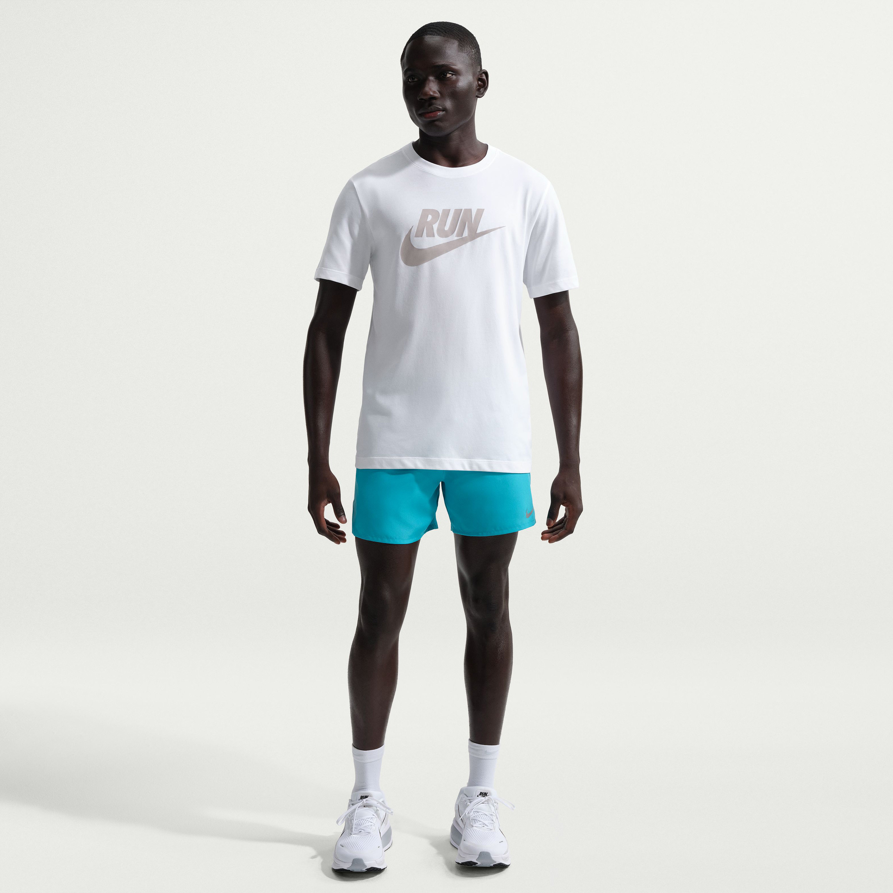 نايكي- تيشيرت جري رجالي بتقنية دراي-فت سووش NKIH4238 | OE-men-clothing-sportswearandactivewear-tshirtsandpolos-image-13