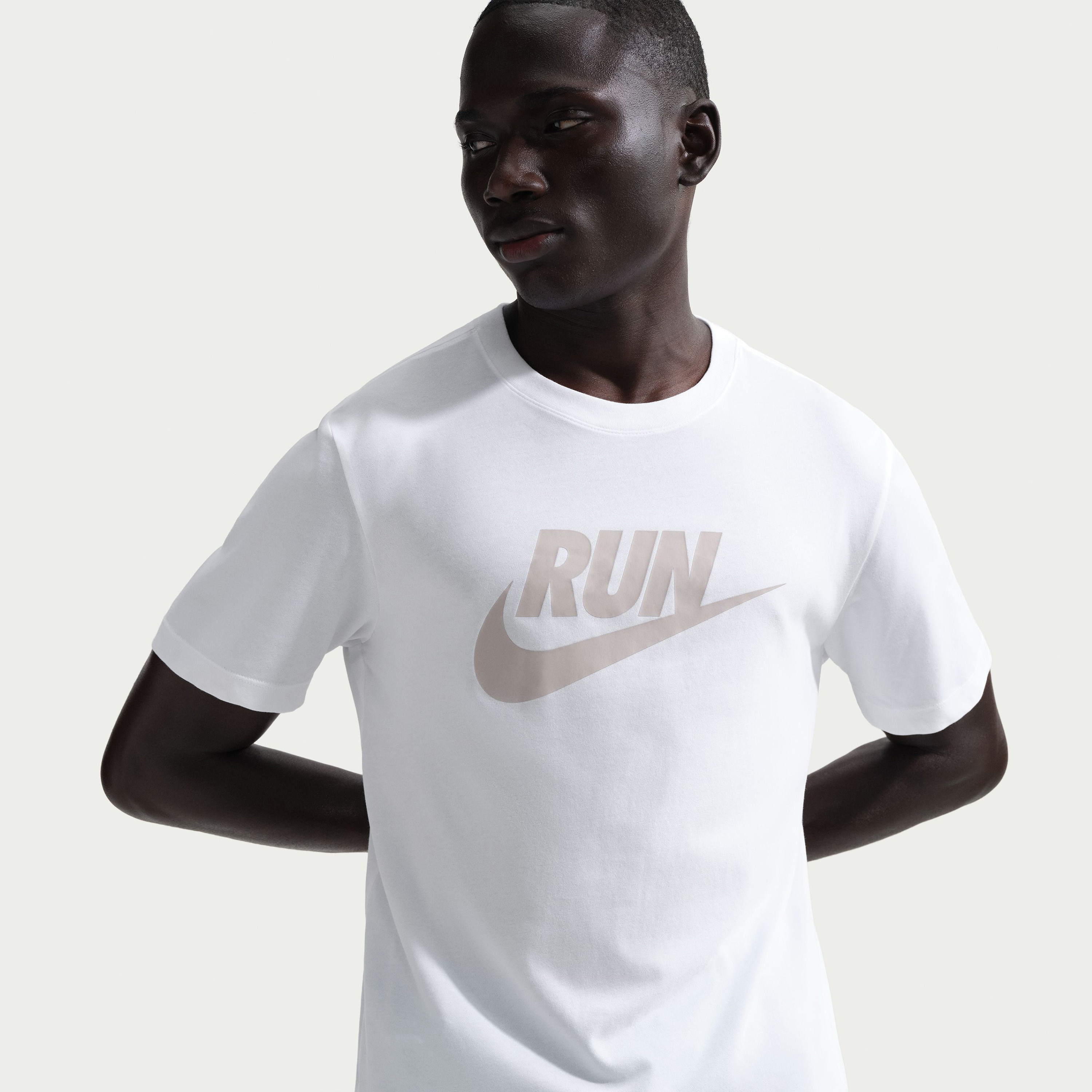 نايكي- تيشيرت جري رجالي بتقنية دراي-فت سووش NKIH4238 | OE-men-clothing-sportswearandactivewear-tshirtsandpolos-image-14