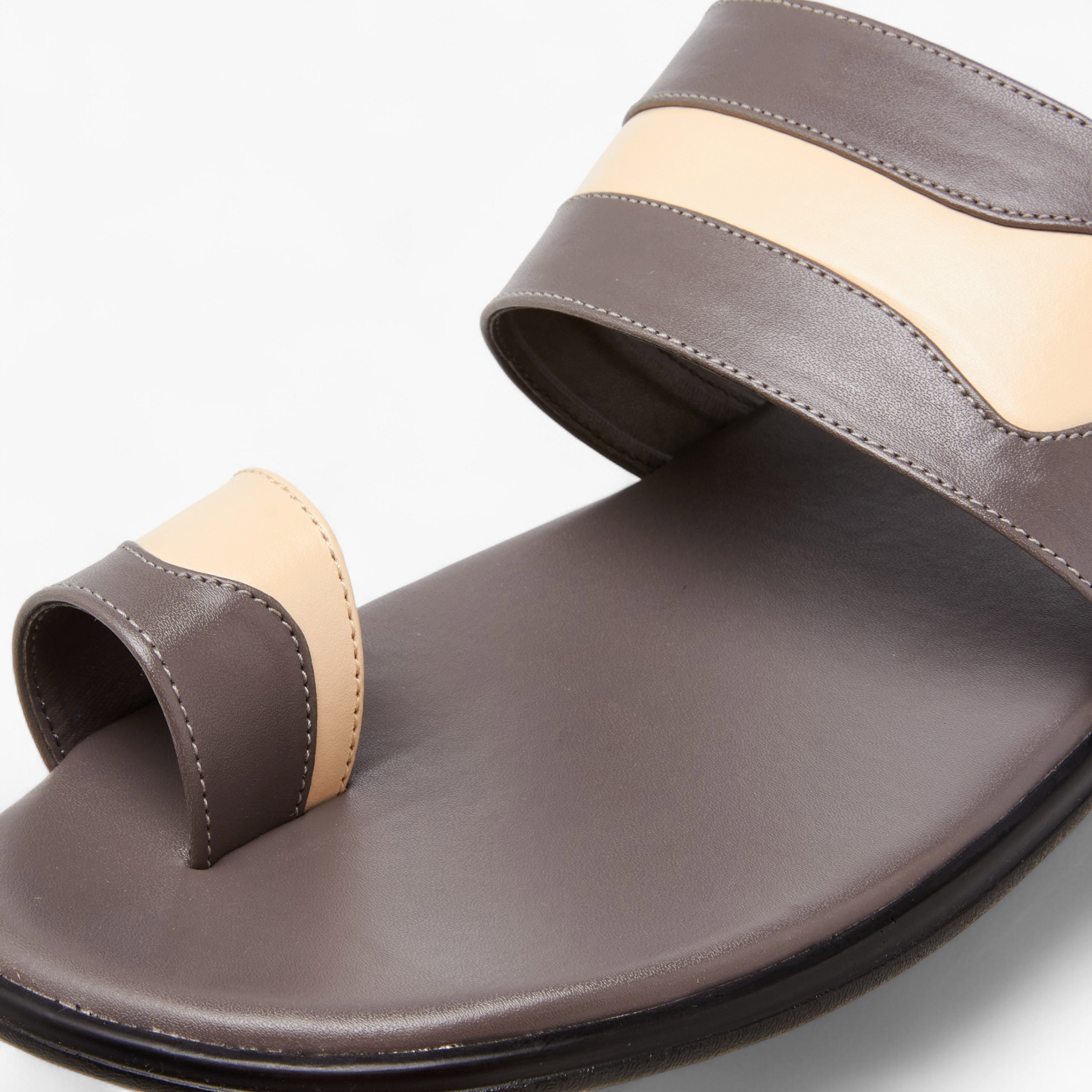 صندل عربي بتفاصيل حلقة إصبع وبقوالب ملونة للرجال من الواحة-men-shoes-sandals-image-4
