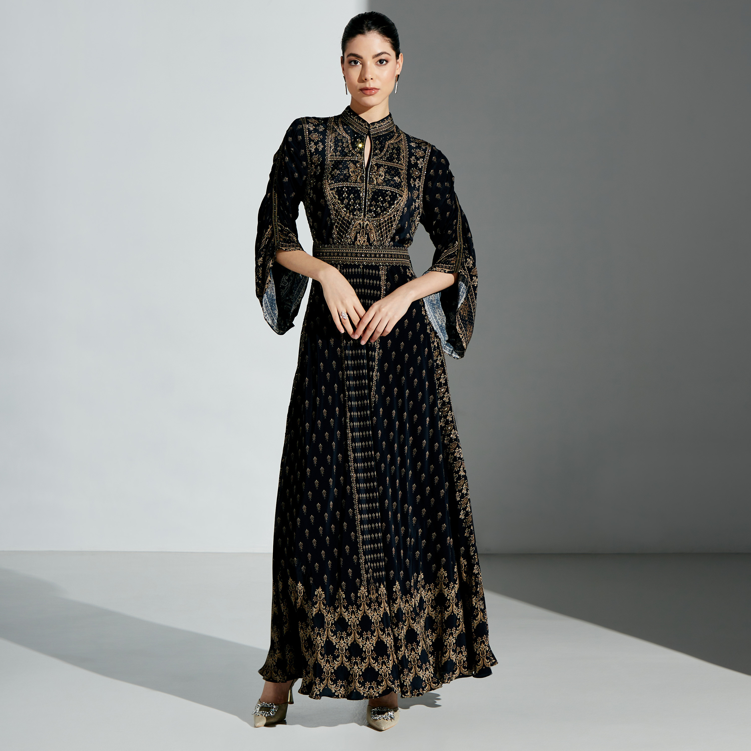 فستان طويل مزيّن بياقة ماندارين وحزام ربط من نيرامايا-women-arabicclothing-kaftan-image-1