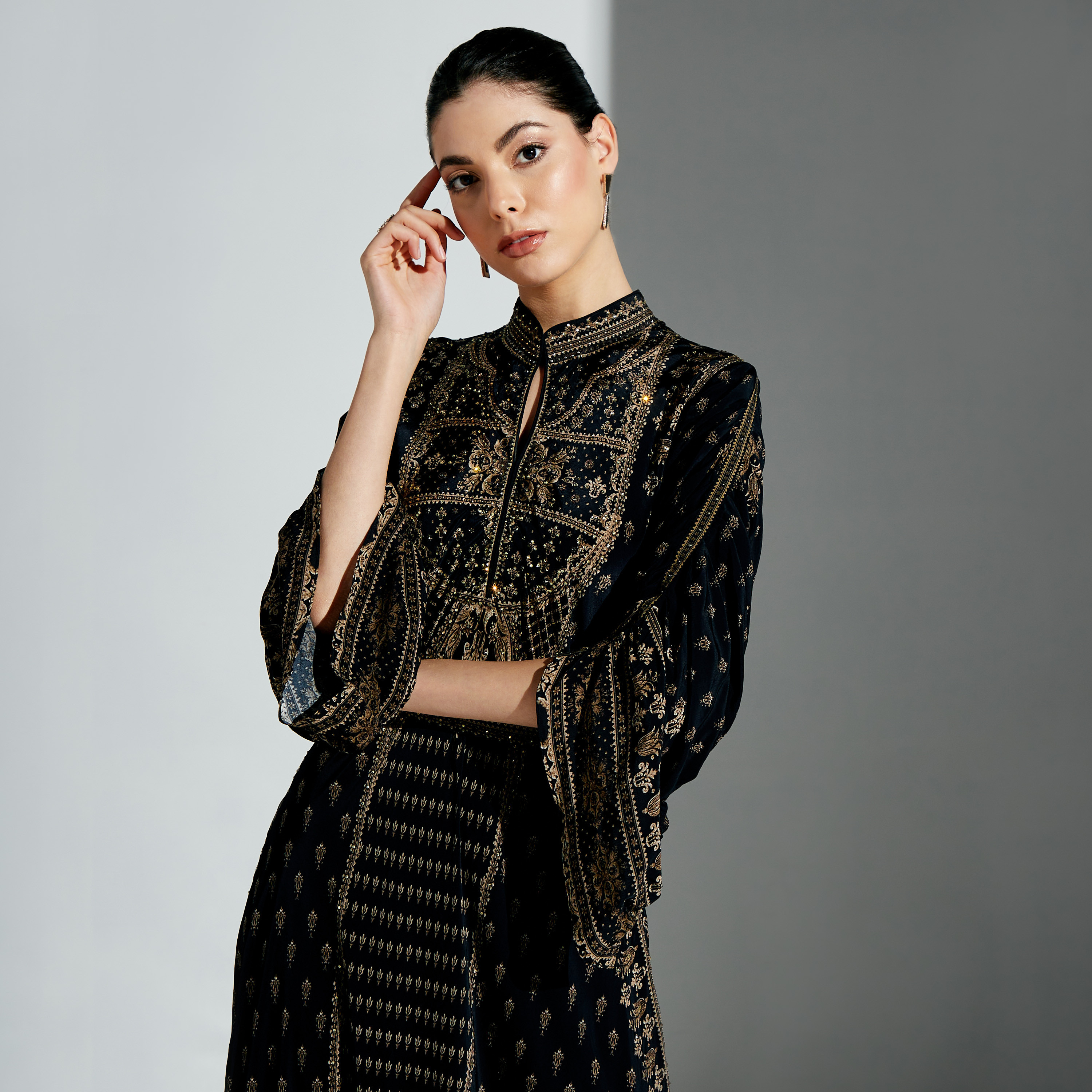 فستان طويل مزيّن بياقة ماندارين وحزام ربط من نيرامايا-women-arabicclothing-kaftan-image-2