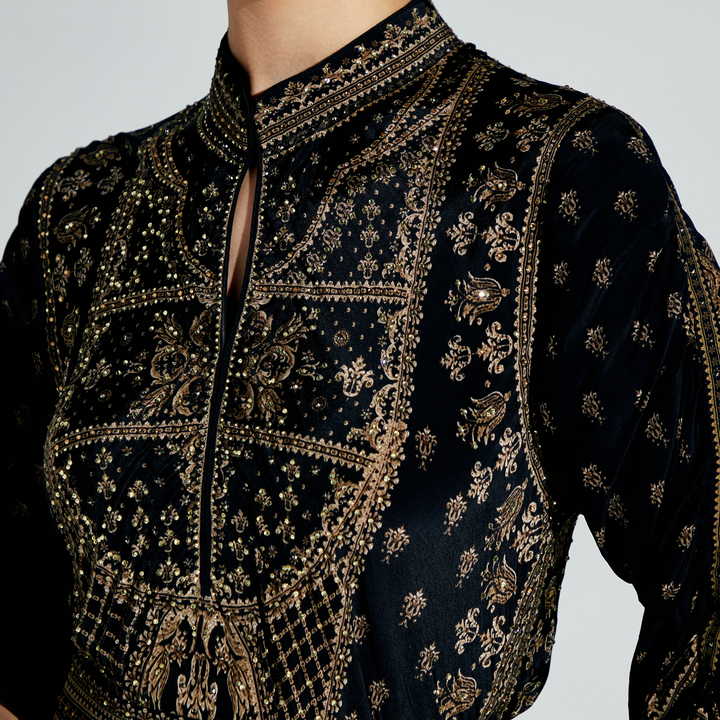 فستان طويل مزيّن بياقة ماندارين وحزام ربط من نيرامايا-women-arabicclothing-kaftan-image-3
