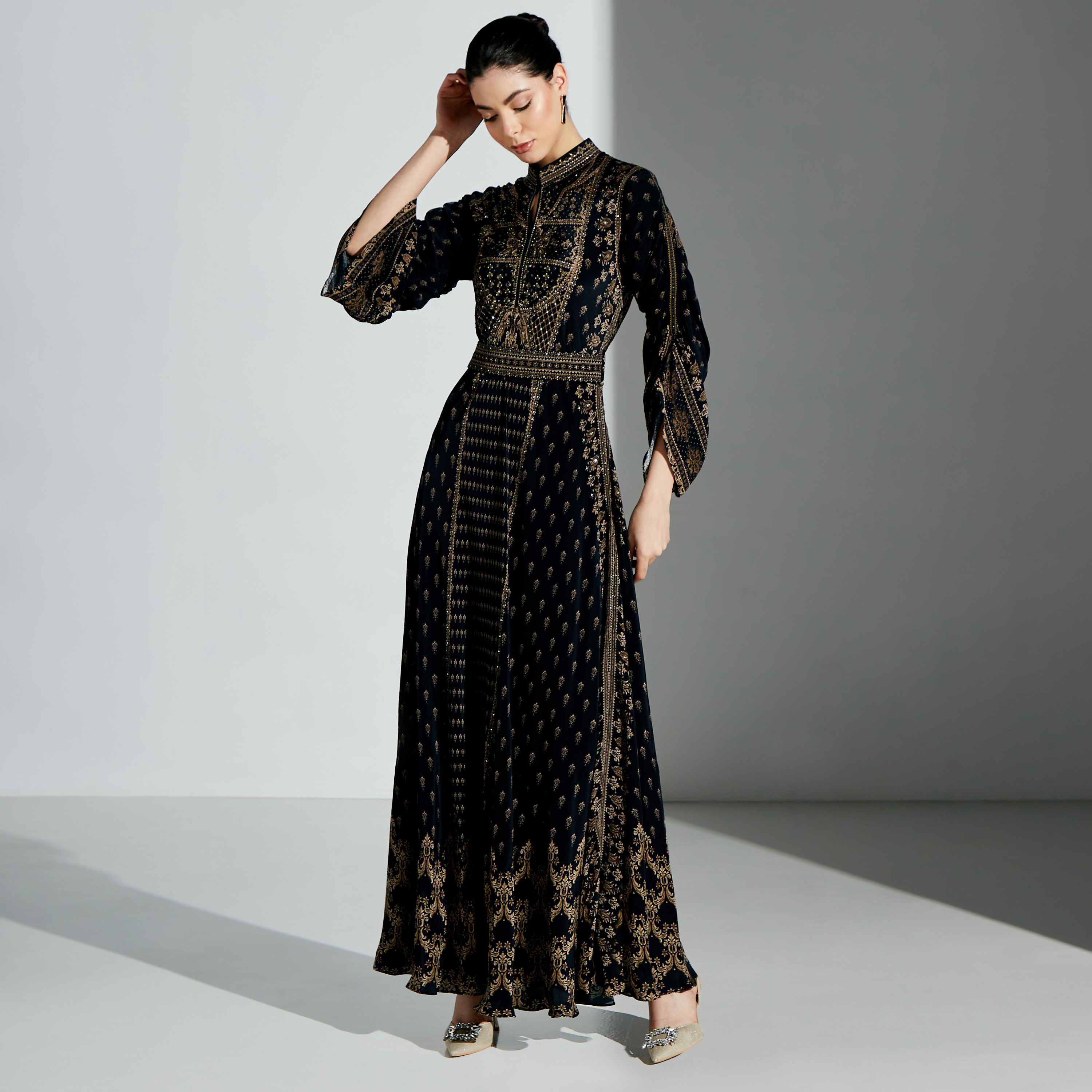 فستان طويل مزيّن بياقة ماندارين وحزام ربط من نيرامايا-women-arabicclothing-kaftan-image-4