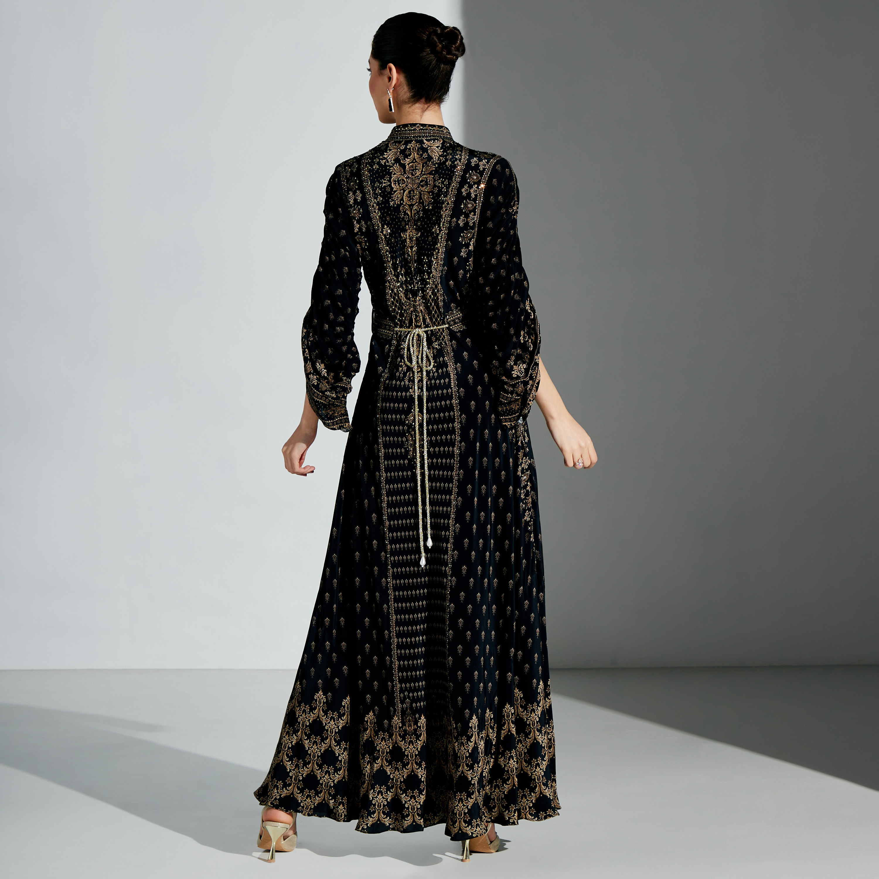 فستان طويل مزيّن بياقة ماندارين وحزام ربط من نيرامايا-women-arabicclothing-kaftan-image-5