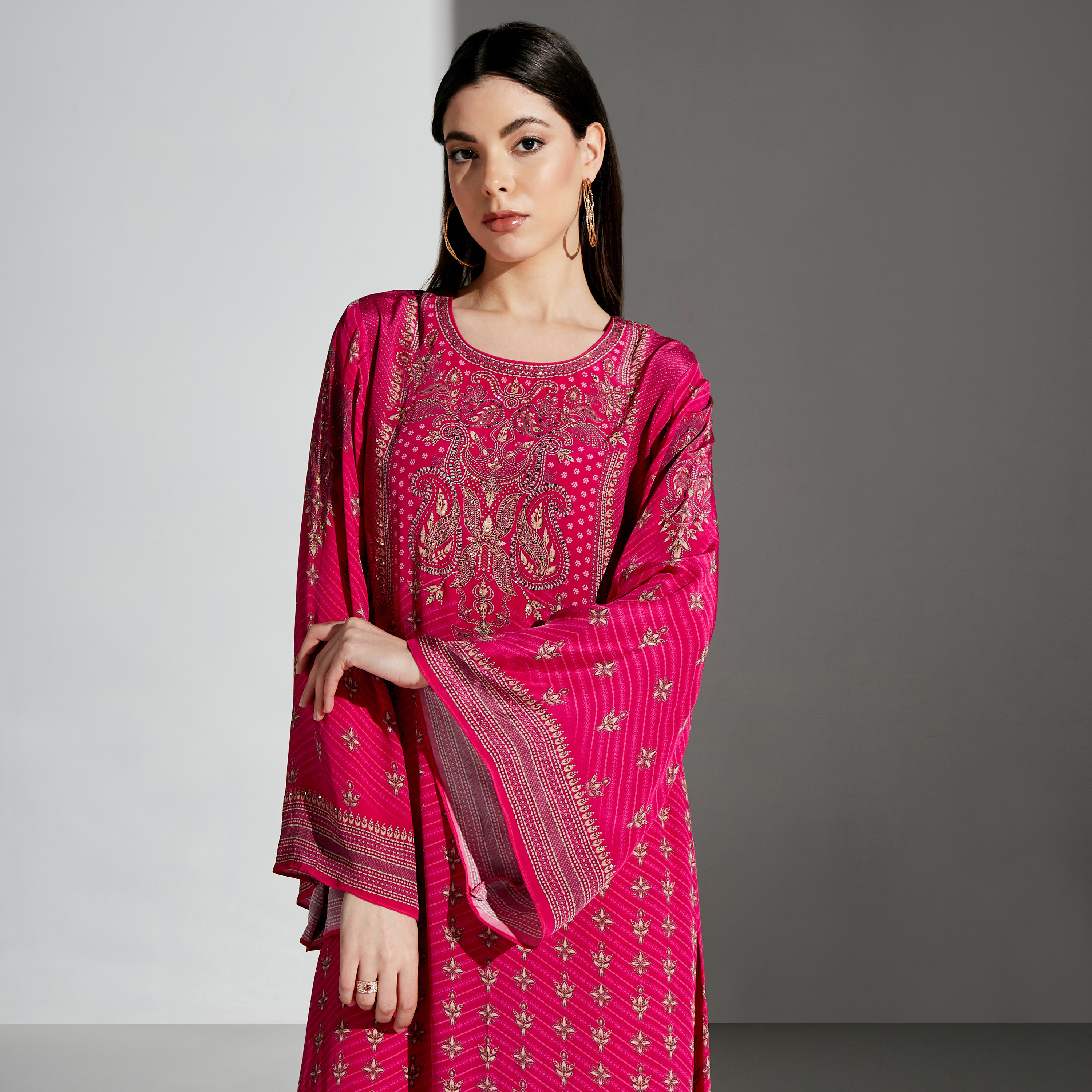 قفطان بياقة مستديرة وطبعات من نيرامايا-women-arabicclothing-kaftan-image-7