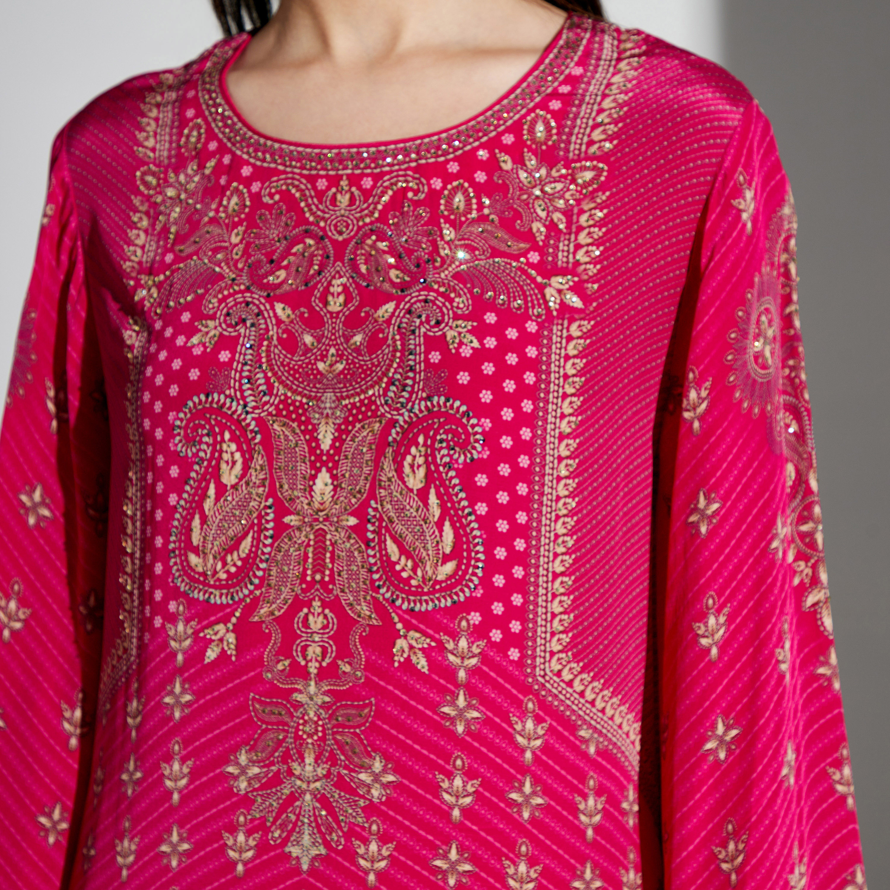 قفطان بياقة مستديرة وطبعات من نيرامايا-women-arabicclothing-kaftan-image-8