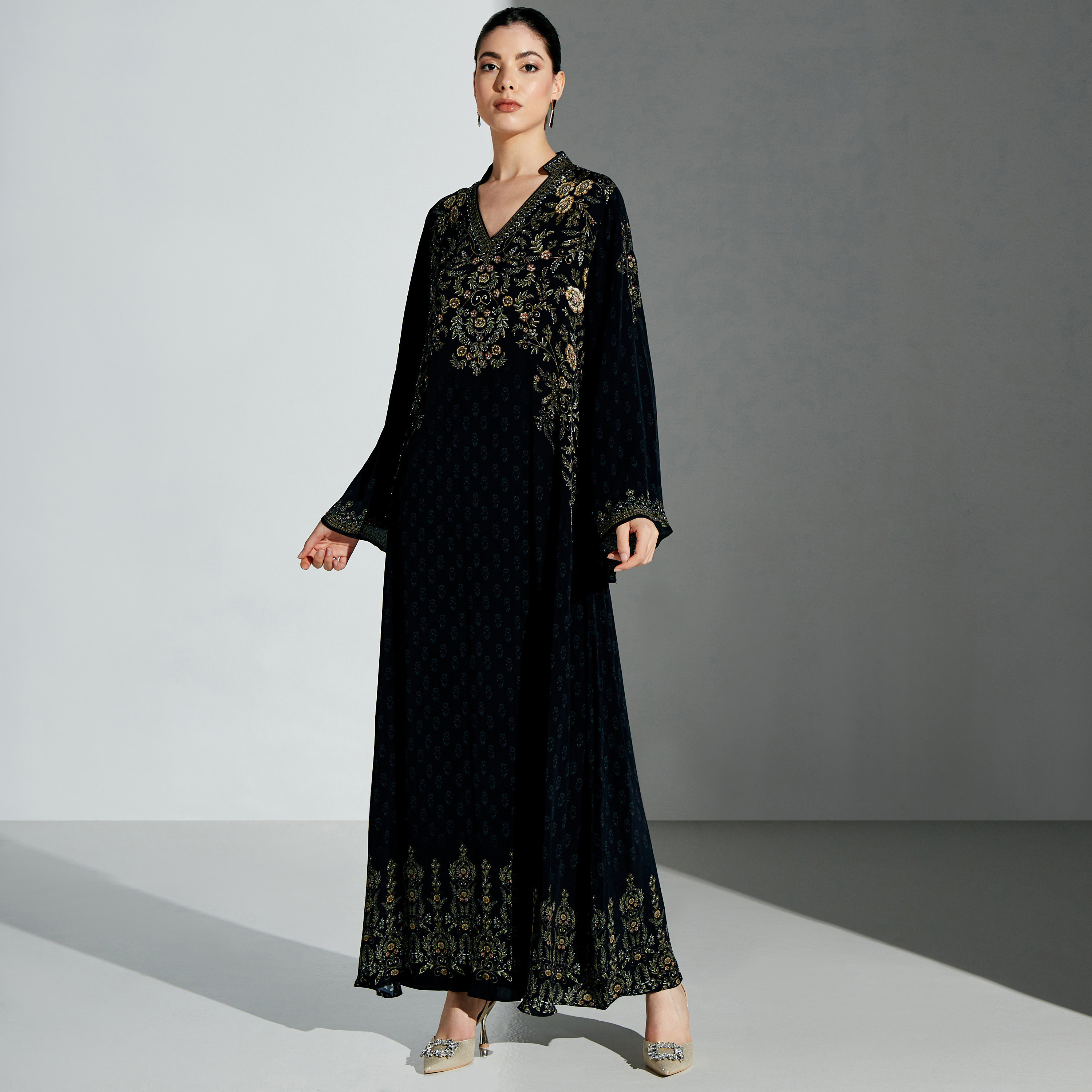 قفطان مزيّن بأكمام واسعة من نيرامايا-women-arabicclothing-kaftan-image-11