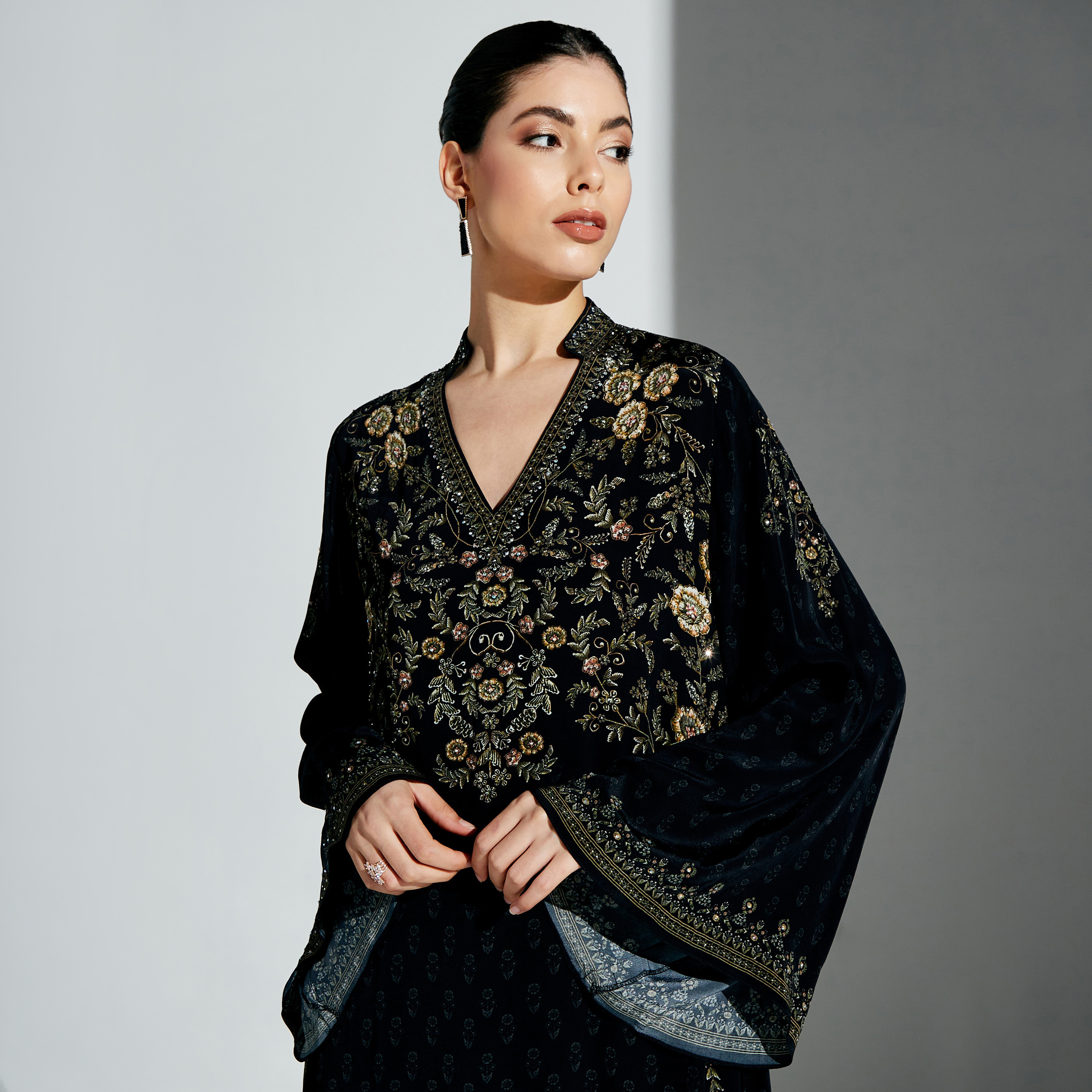 قفطان مزيّن بأكمام واسعة من نيرامايا-women-arabicclothing-kaftan-image-12
