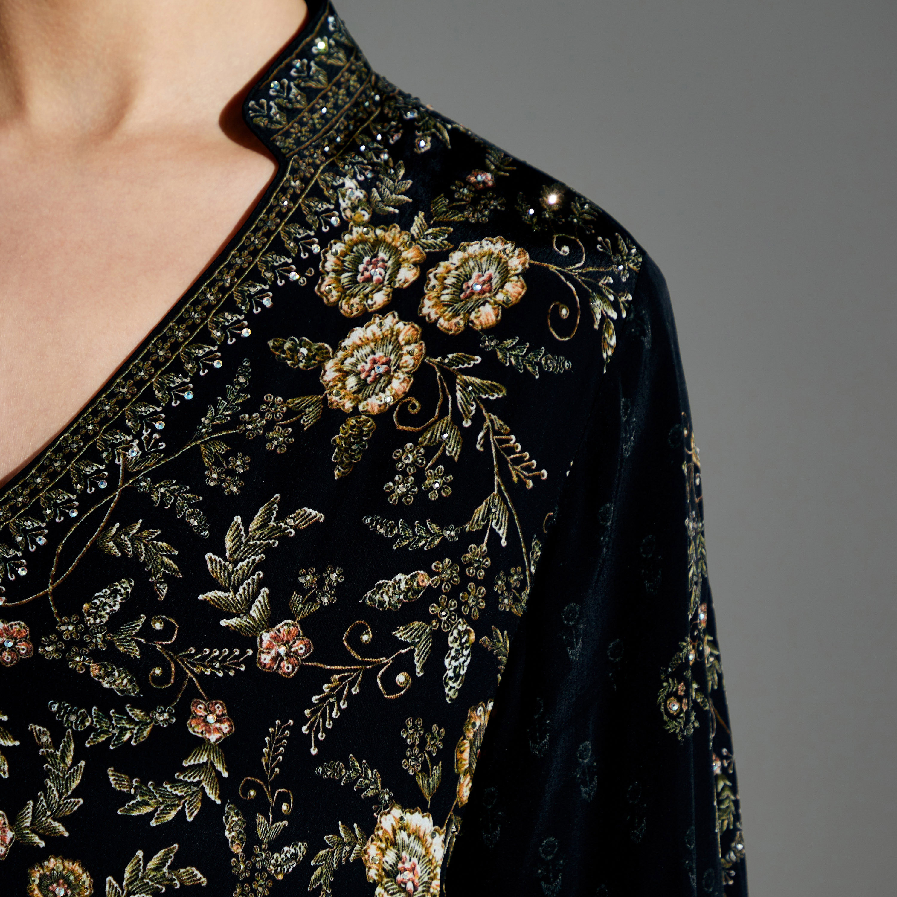 قفطان مزيّن بأكمام واسعة من نيرامايا-women-arabicclothing-kaftan-image-13