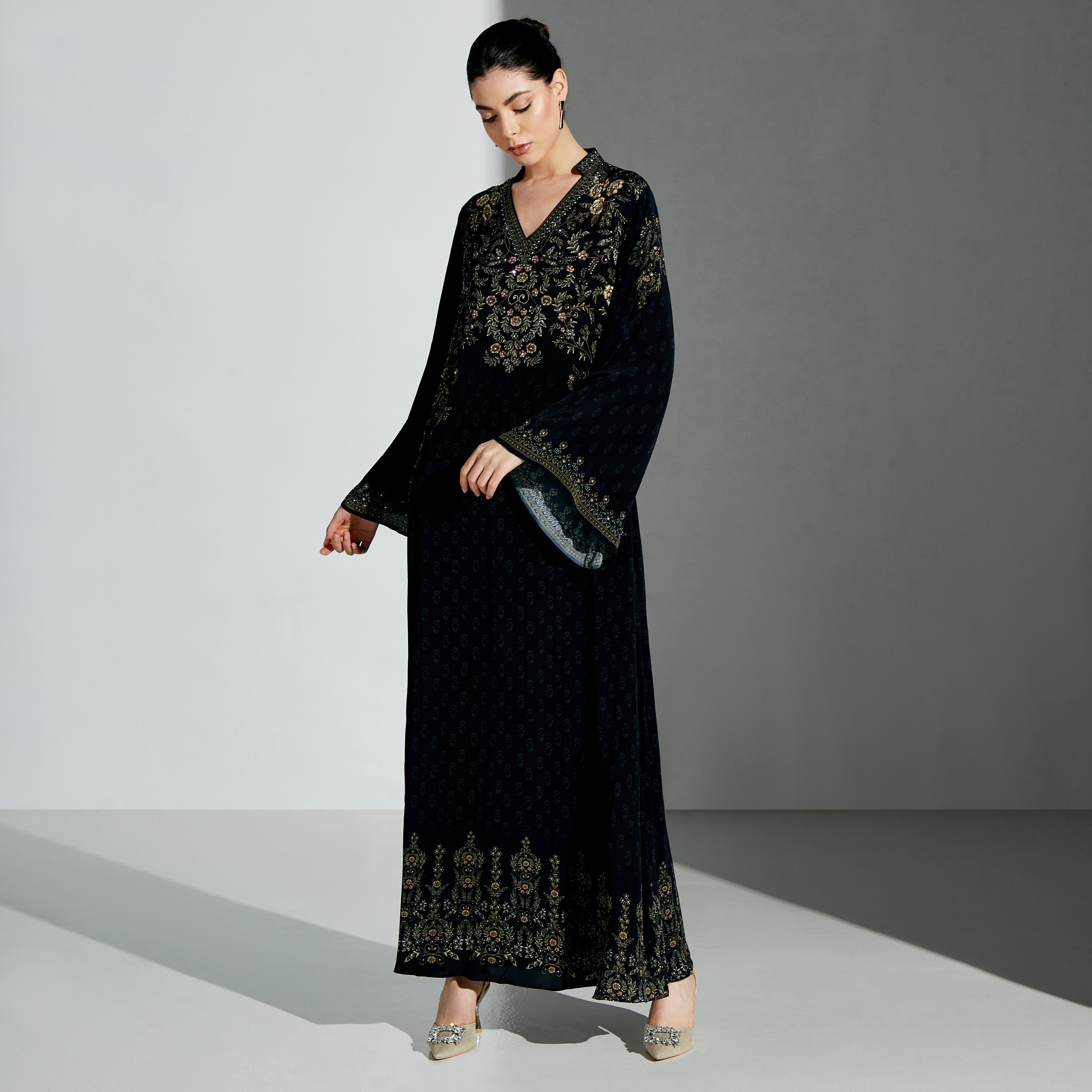 قفطان مزيّن بأكمام واسعة من نيرامايا-women-arabicclothing-kaftan-image-14