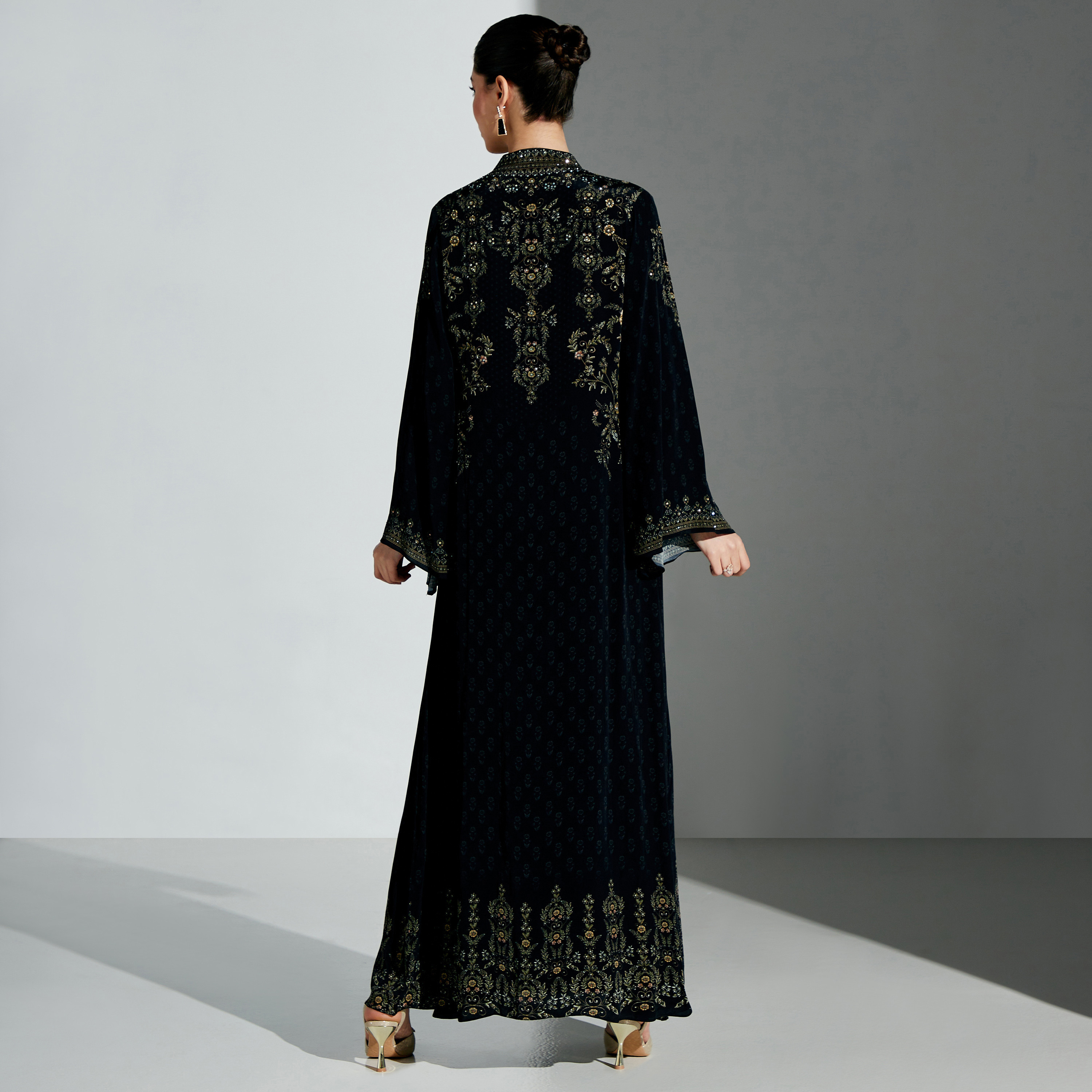 قفطان مزيّن بأكمام واسعة من نيرامايا-women-arabicclothing-kaftan-image-15